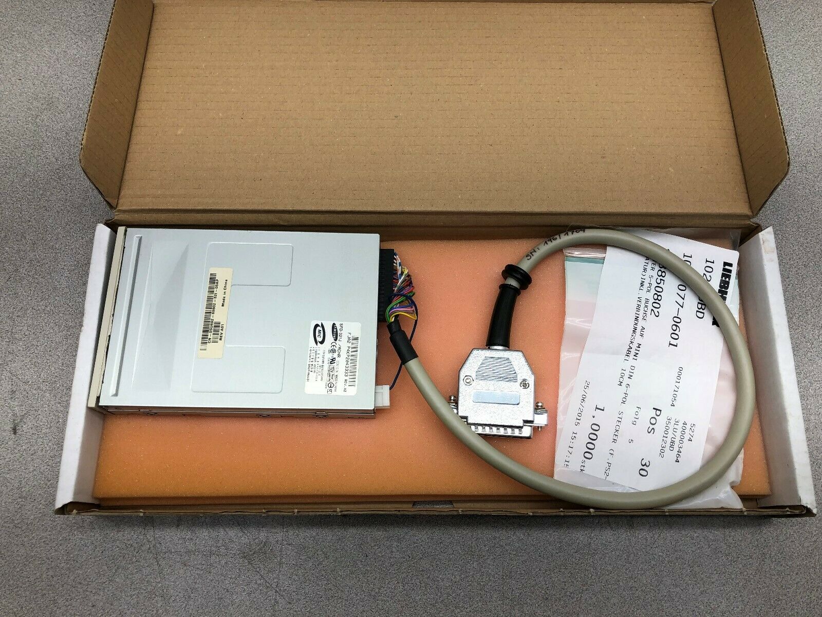 NEW IN BOX SAMSUNG FLOPPY DISC DRIVE SFD-321JADNR / CN-05U692-69802-321-03AP