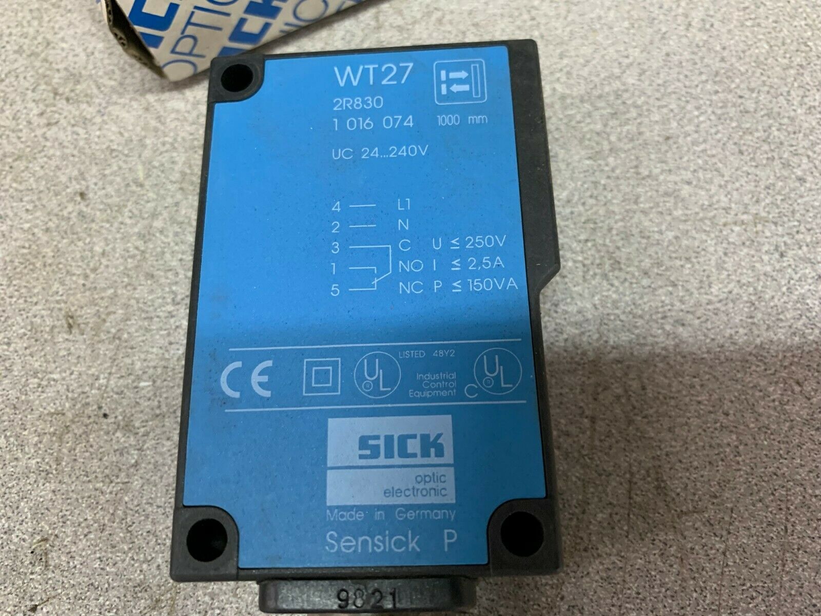 NEW IN BOX SICK PHOTOELECTRIC SENSOR WT27-2R830