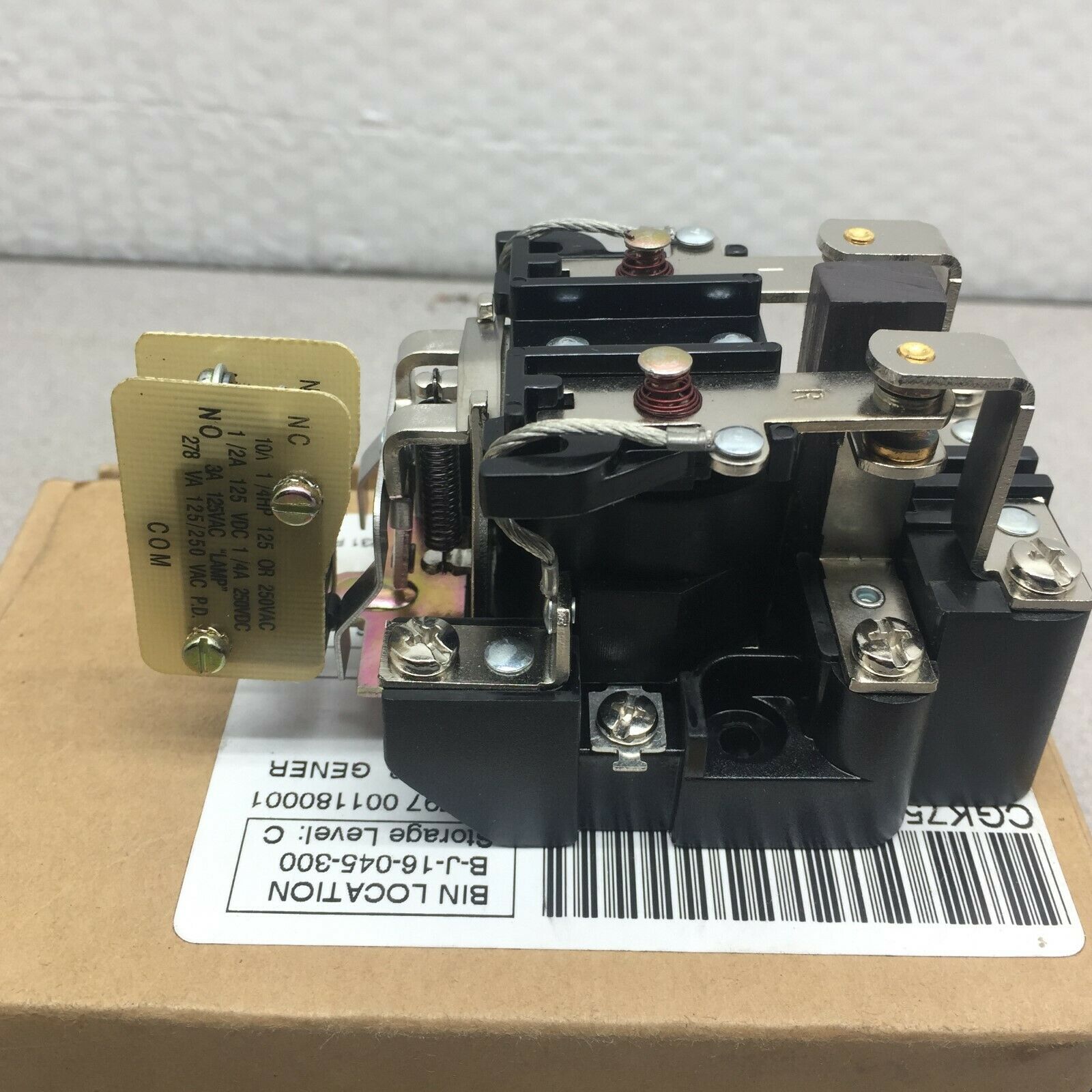 NEW IN BOX ALLEN BRADLEY 120 VAC COIL RELAY 700-HG42A1-5-6