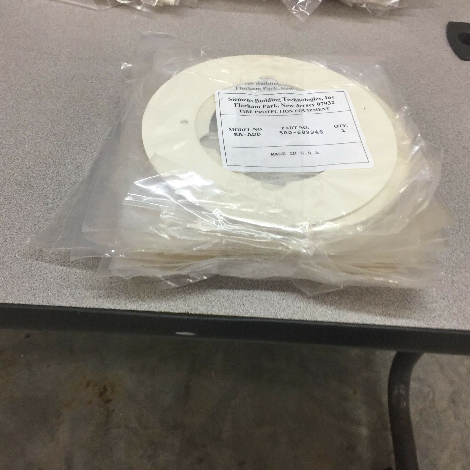 NEW IN PACK LOT OR 25 SIEMENS CEILING PLATES 500-689948