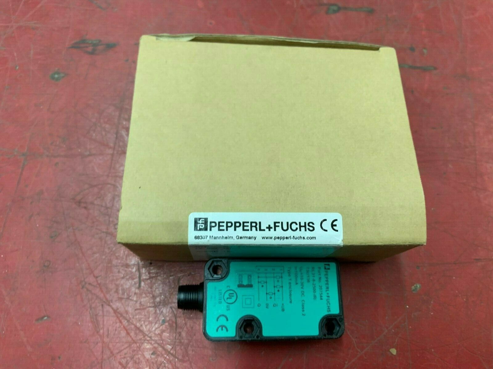 NEW IN BOX PEPPERL + FUCHS SENSOR RL31-8-2500-IR-73C-136