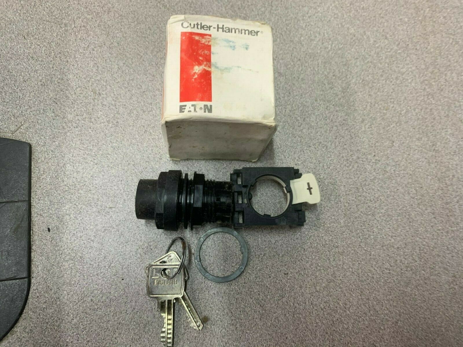 NEW IN BOX CUTLER HAMMER LEVER SELECTOR SWITCH E22KBF1