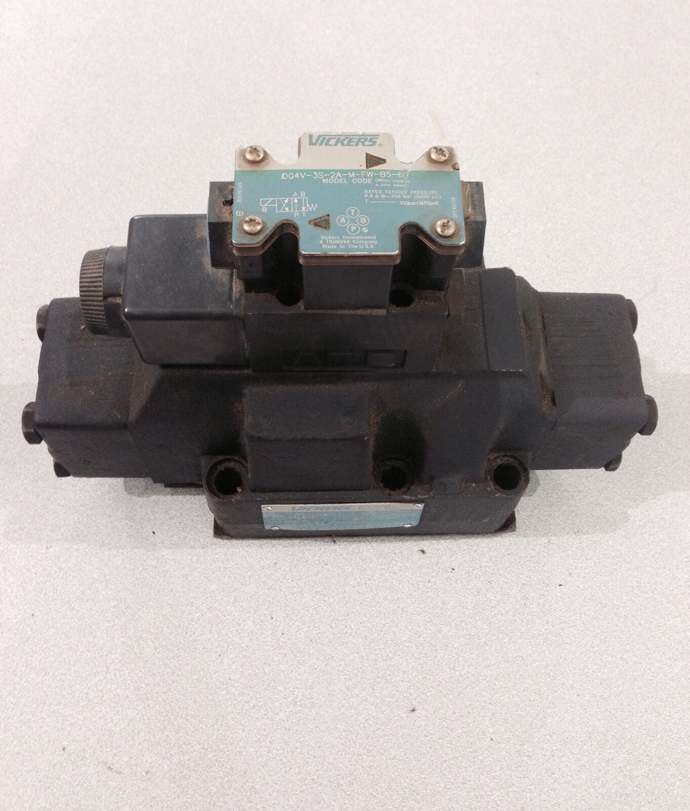 NEW VICKERS DIRECTIONAL VALVE DG5S-H8-2A-M-FW-B5-60 WITH DG4V-3S-2A-M-FW-B5-60