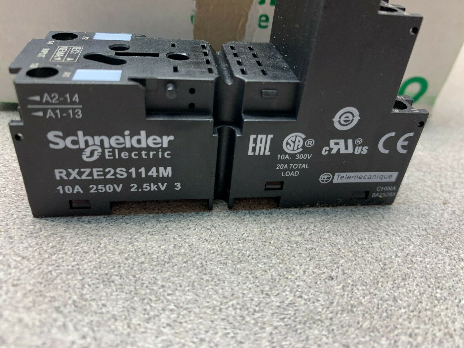 BOX OF 8 NEW IN BOX SCHNEIDER ELECTRIC SOCKET RXZE2S114M