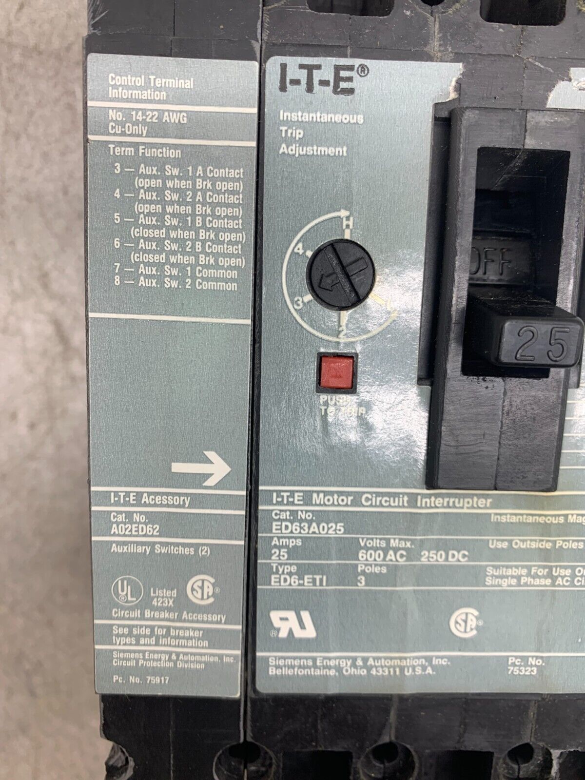 USED SIEMENS 3 POLE 25AMP CIRCUIT BREAKER ED63A025 WITH A02ED62 I-T-E ACESSORY