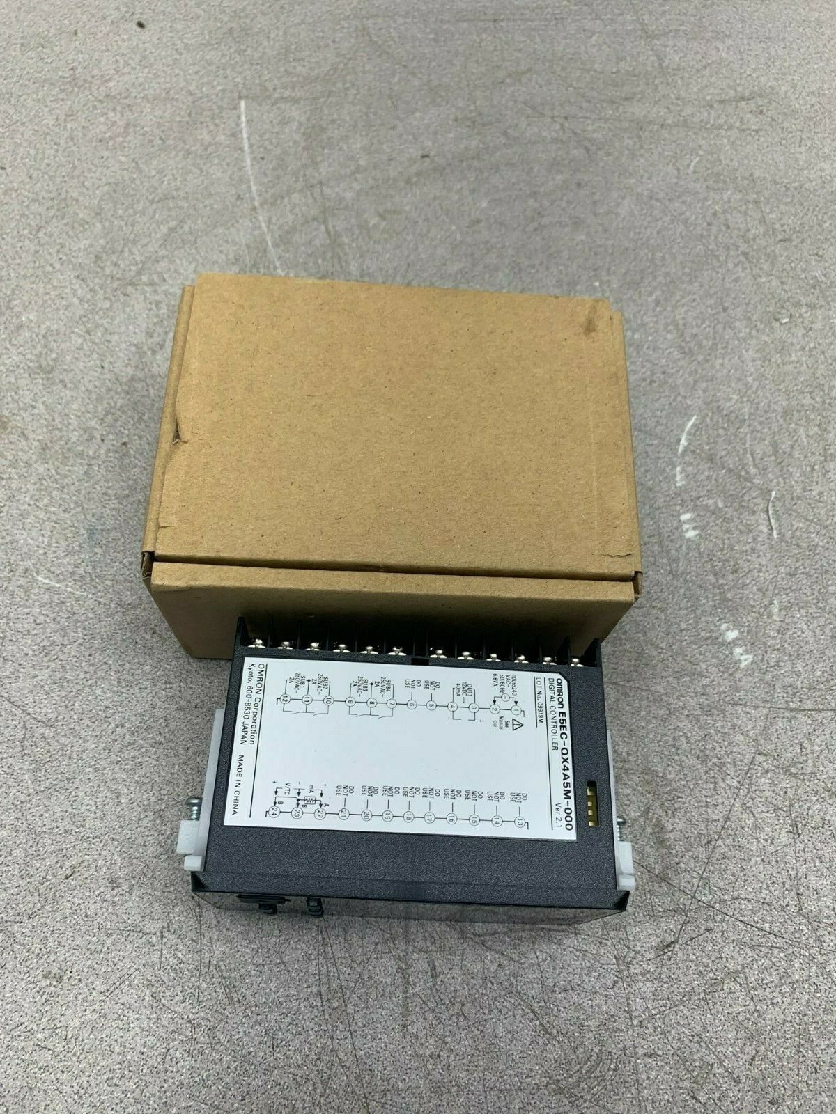 NEW IN BOX OMRON DIGITAL CONTROLLER E5EC-QX4A5M-000