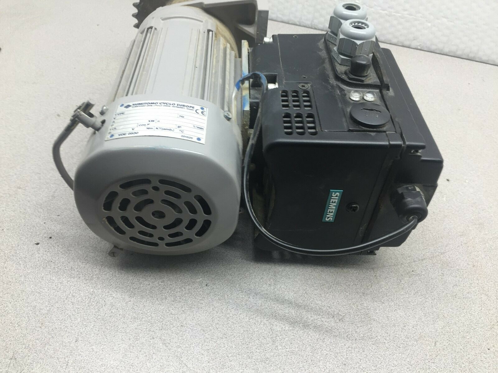 USED SIEMENS / SUMITOMO 380/480 VAC .37KW 3 PH GEAR MOTOR 6SE9611-1DF50ZC87 / F6