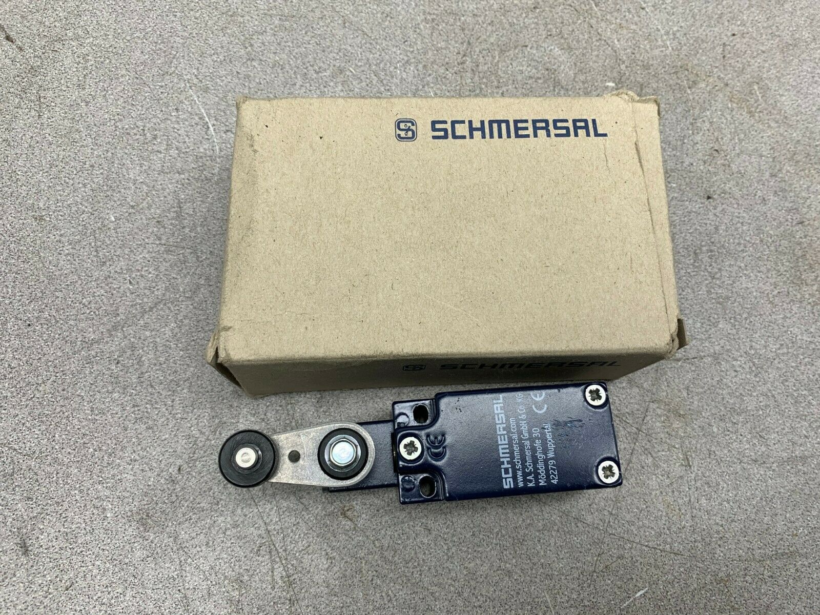 BOX OF 2 NEW IN BOX SCHMERSAL LIMIT SWITCH 101091580