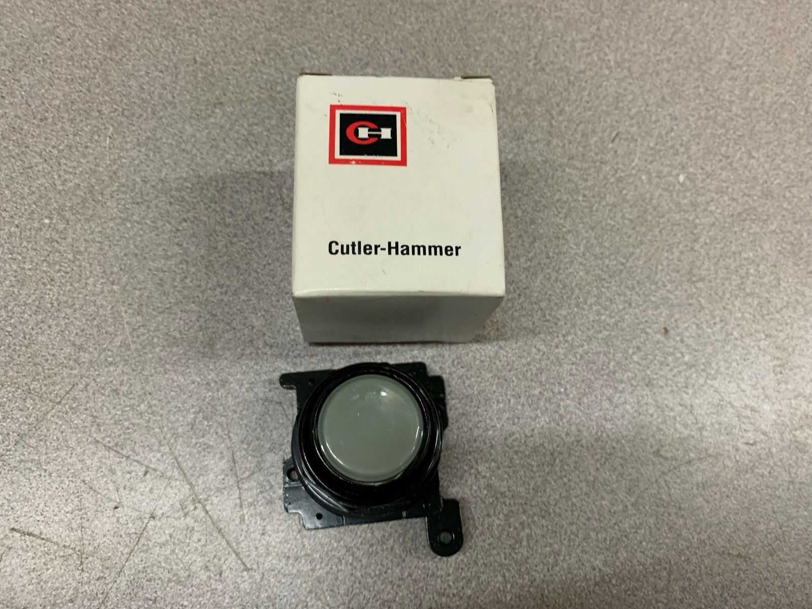 NEW IN BOX CUTLER HAMMER BUTTON E34PB7 SERIES A1