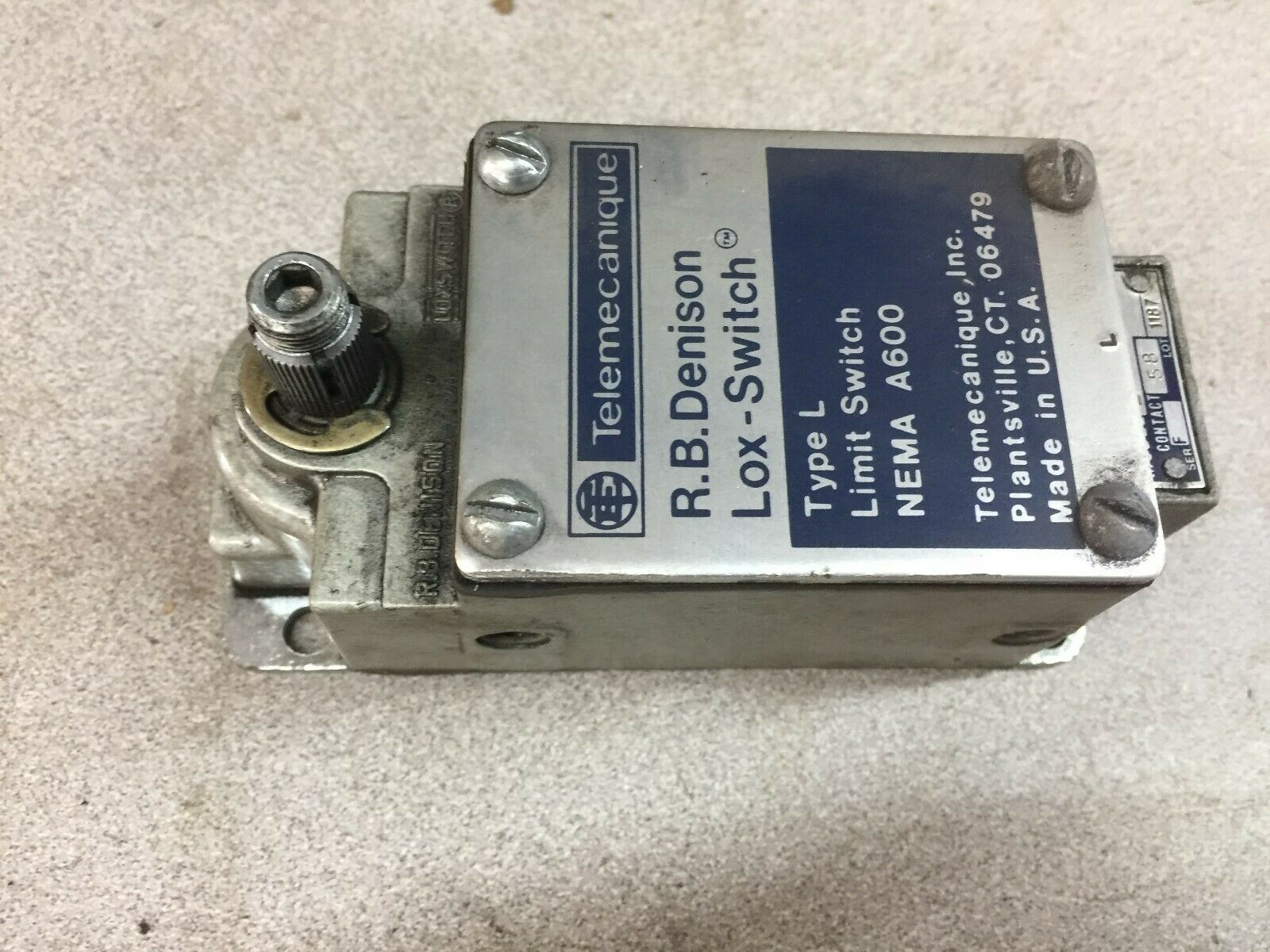 NEW IN BOX TELEMECANIQUE LIMIT SWITCH L525WDL