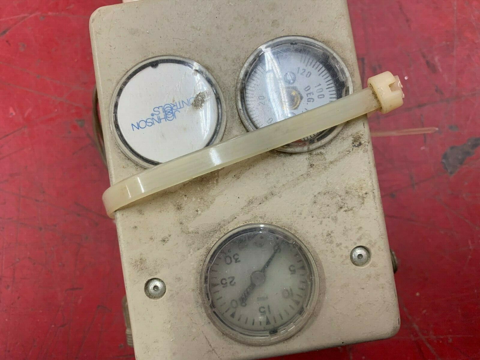 USED JOHNSON CONTROLS THERMOSTAT T-8000