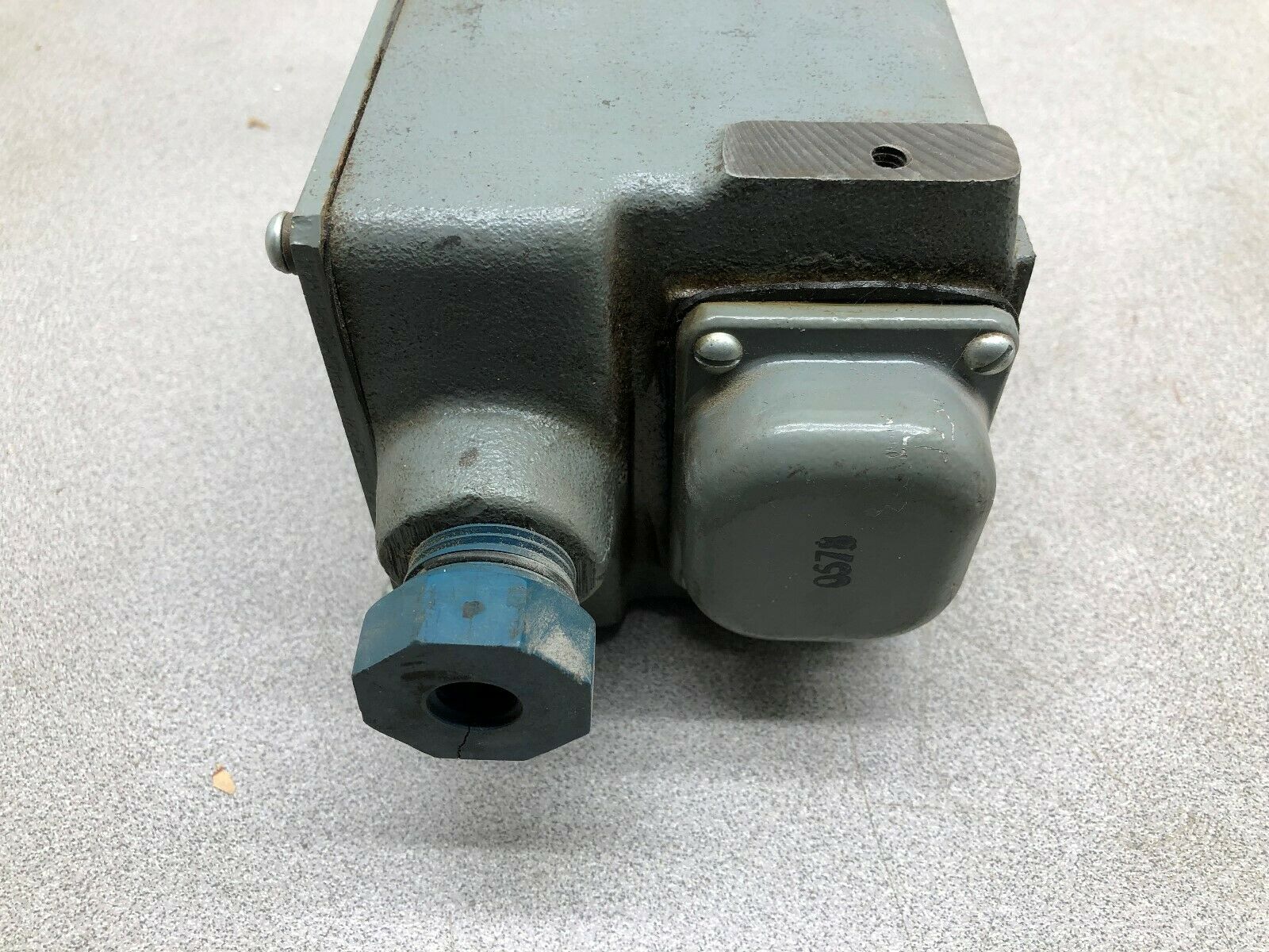 USED CUTLER HAMMER WATER TIGHT DUST TIGHT ROTATING SHAFT LIMIT SWITCH 10316H54