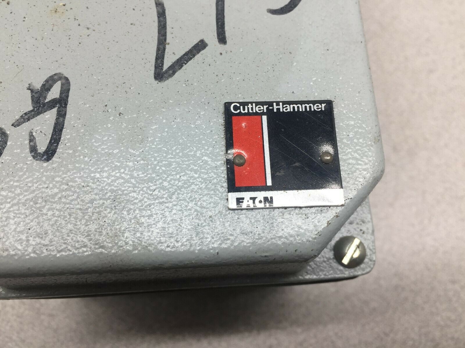 NEW NO BOX CUTLER HAMMER 6 SPOT BUTTON ENCLOSURE ALLUMINIUM 10250TN21