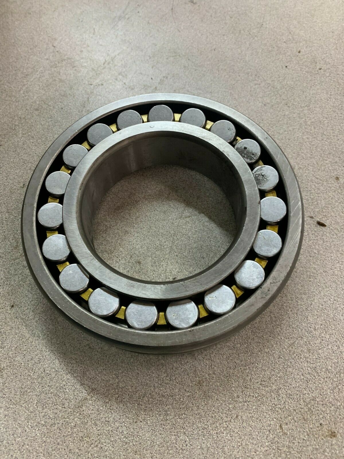 NEW NO BOX SPHERICAL ROLLER BEARING 22217CAKW33C3