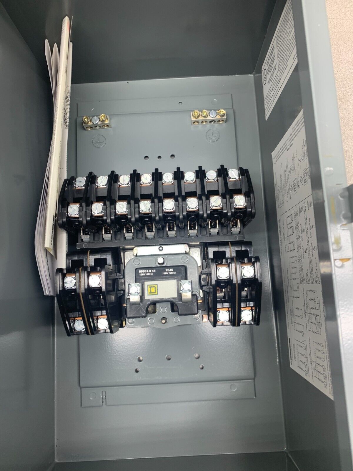 NEW NO BOX SQUARE D LIGHTING CONTACTOR WITH ENCLOSURE 8903LA1200V02 SERIES D