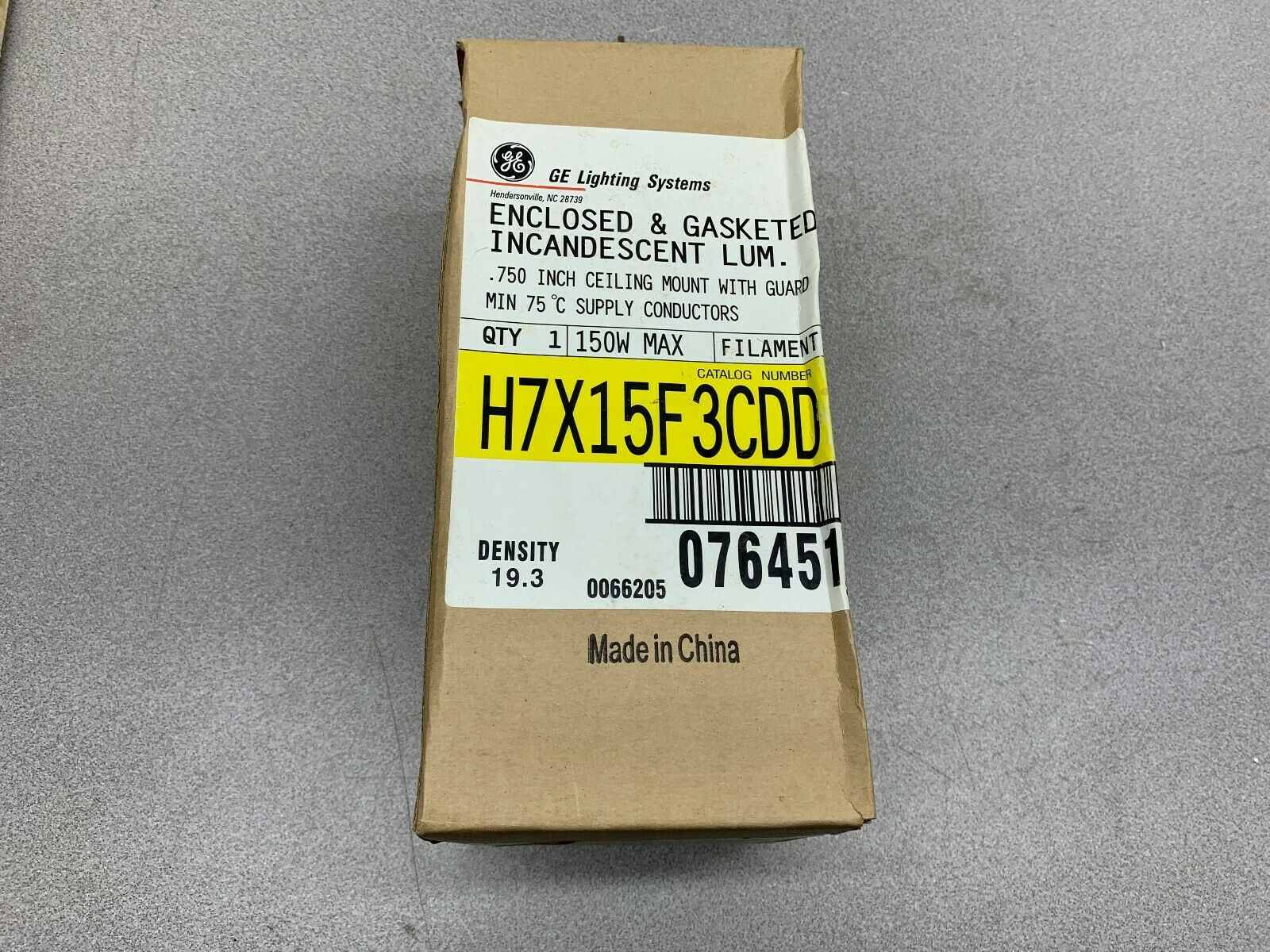 NEW IN BOX GE ENCLOSED GASKETED INCANDESCENT LUM. H7X15F3CDD