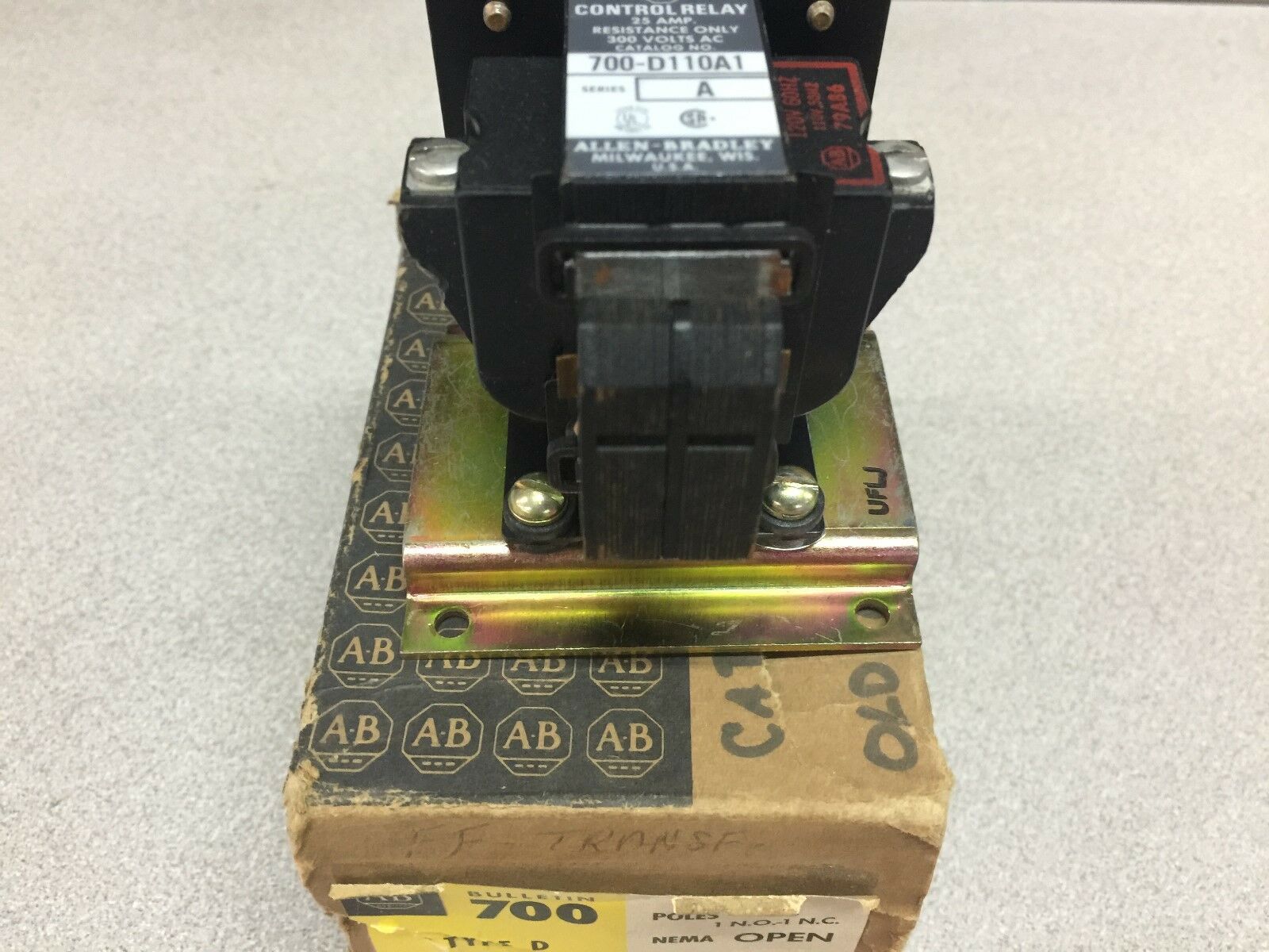 NEW IN BOX ALLEN BRADLEY TYPE D AC RELAY 2 POLES 700-D110A1