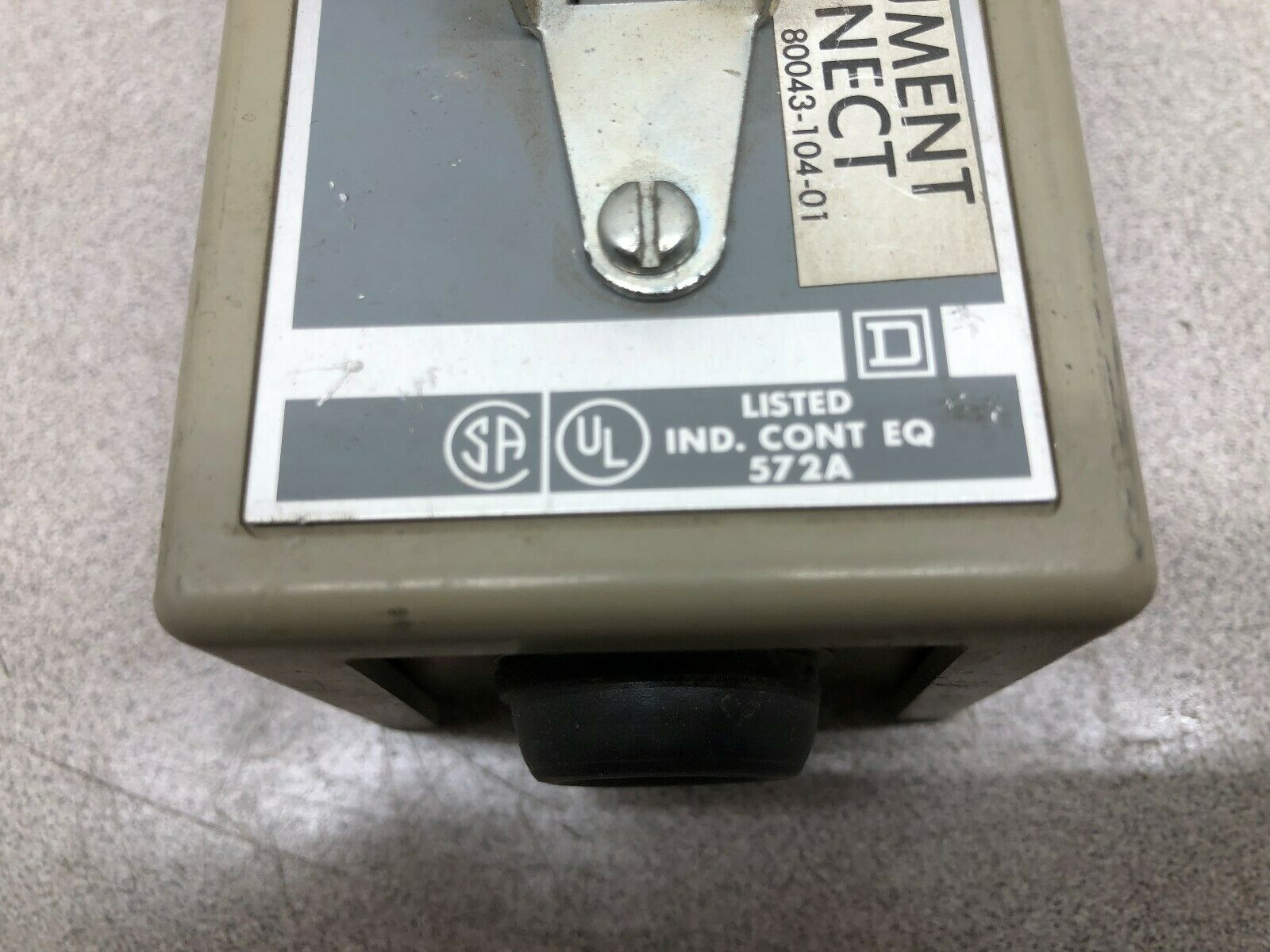 USED SQUARE D MOTOR STARTING SWITCH IN ENCLOSURE 572A