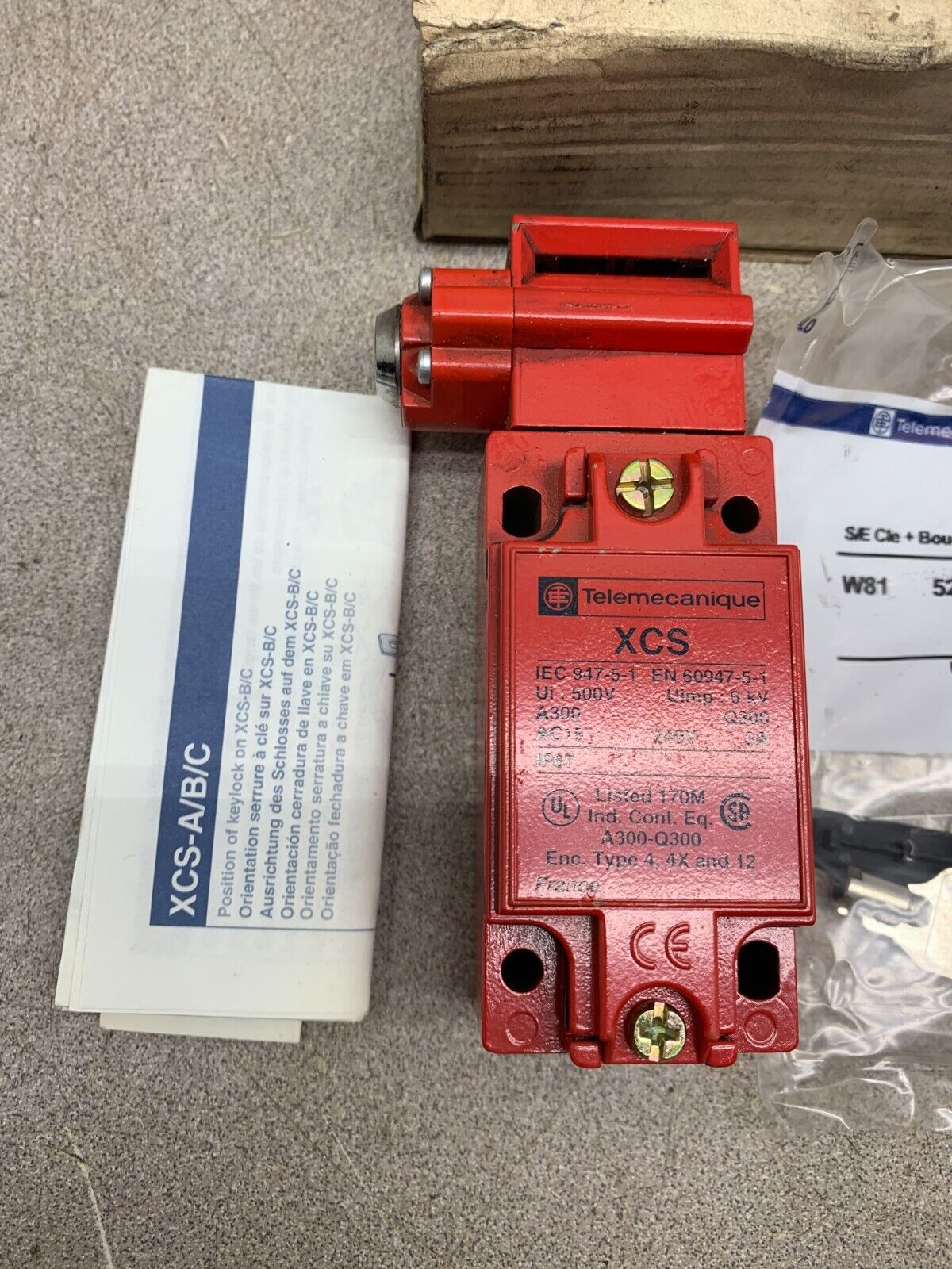 NEW IN BOX TELEMECANIQUE XCSC701 SAFETY LIMIT SWITCH XCS C701