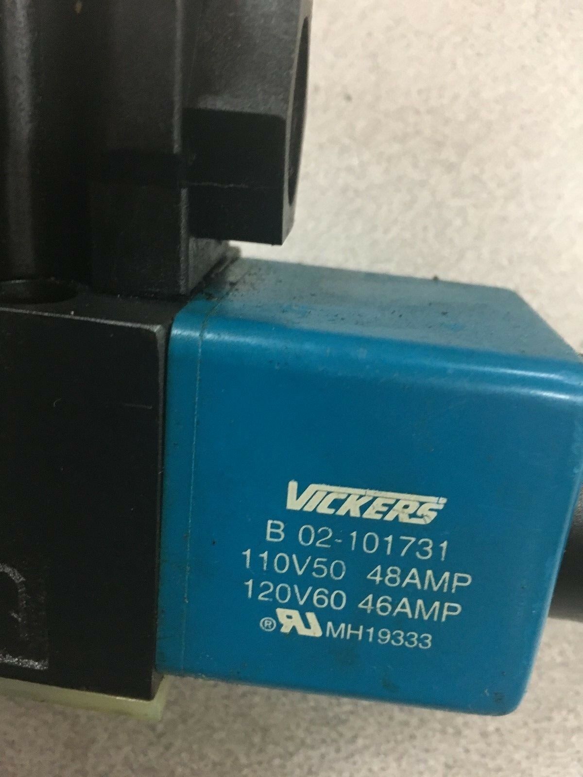 NEW NO BOX VICKERS 02-109654 HYDRAULIC VALVE DG4V-3S-22AL-M-FW-B5-60