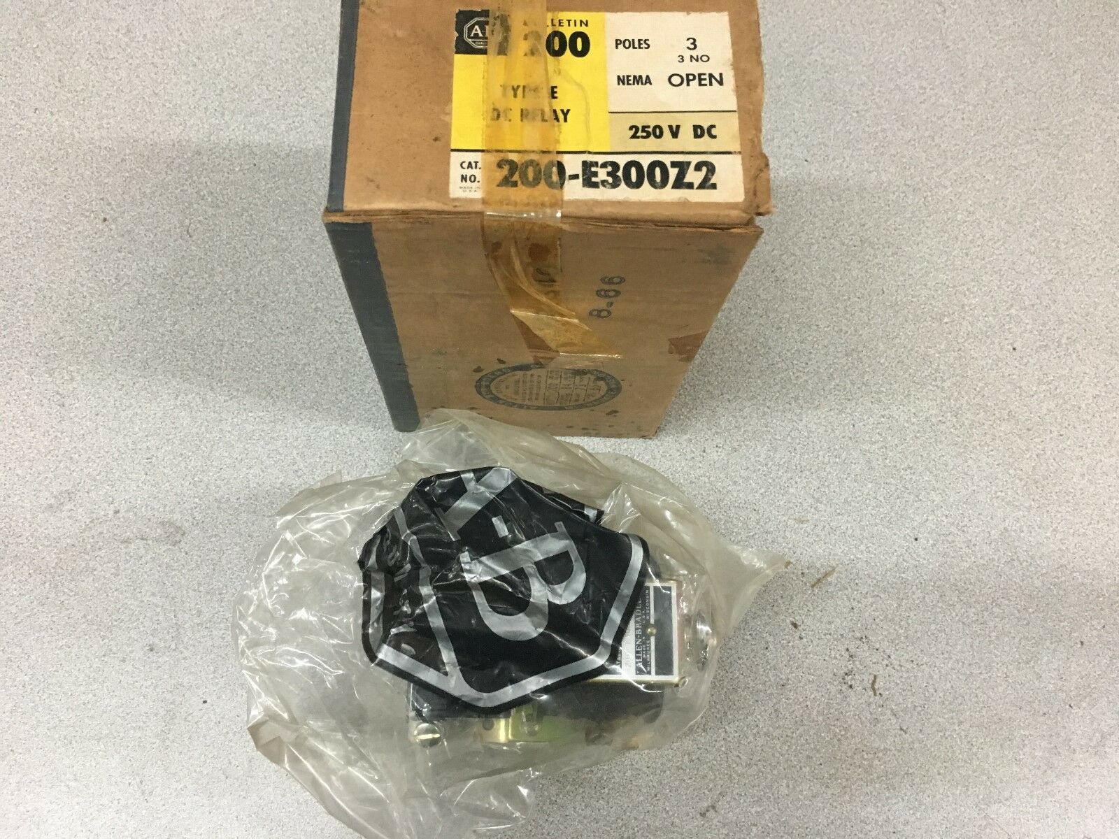 NEW IN BOX ALLEN BRADLEY RELAY 200-E300Z2 SERIES A