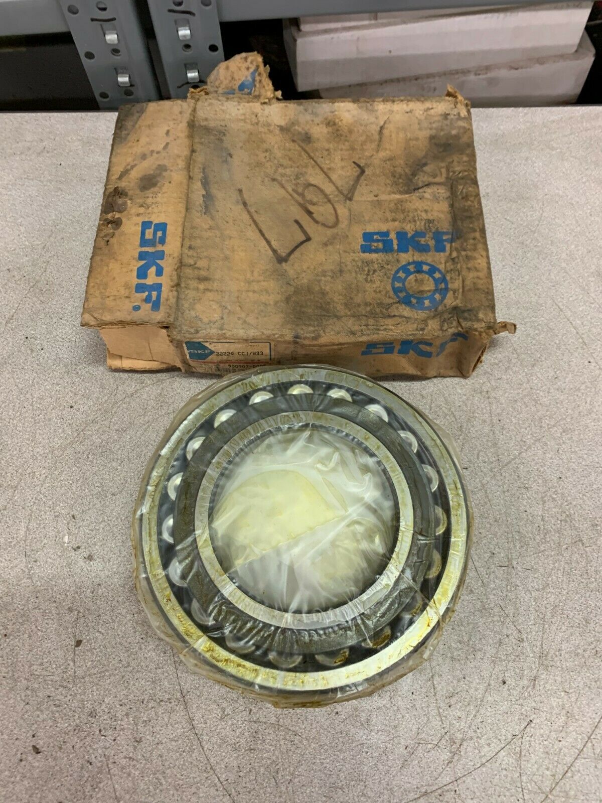 NEW IN BOX SKF 22220CCJW33 SPHERICAL ROLLER BEARING 22220 CCJ/W33