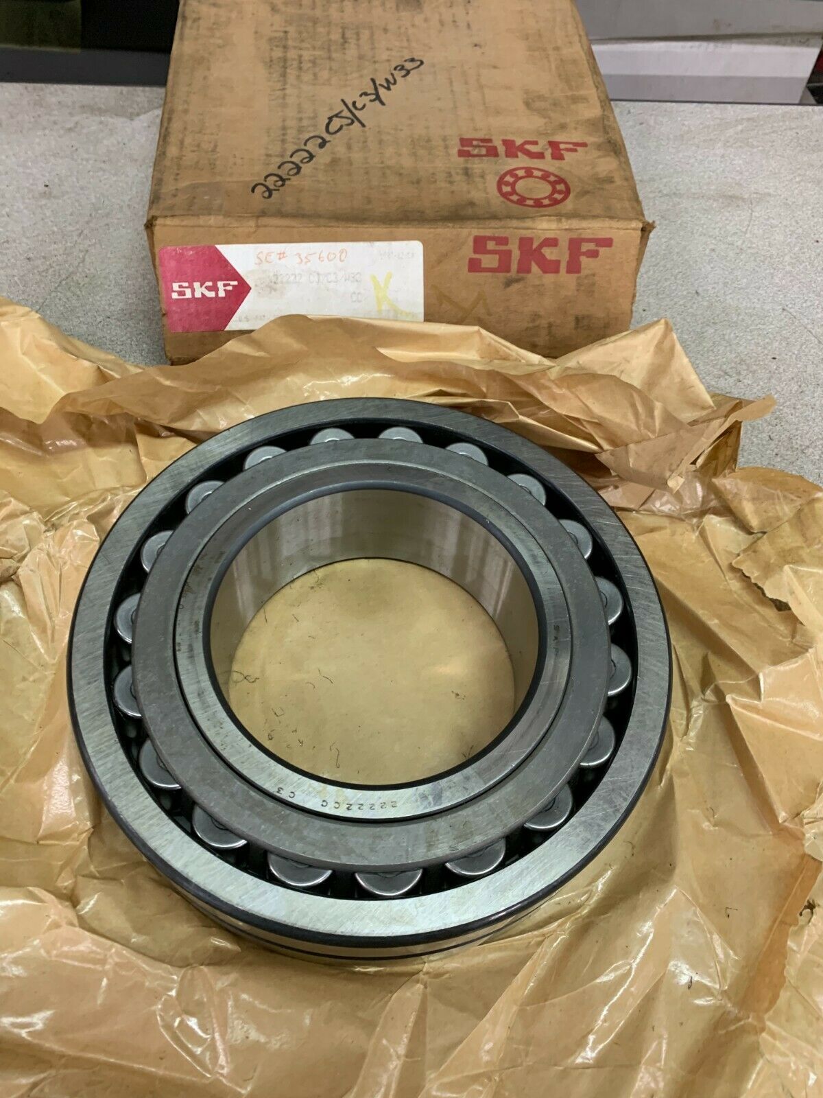 NEW IN BOX SKF 22222CC C3 SPHERICAL ROLLER BEARING 22222 CJ/C3/W33