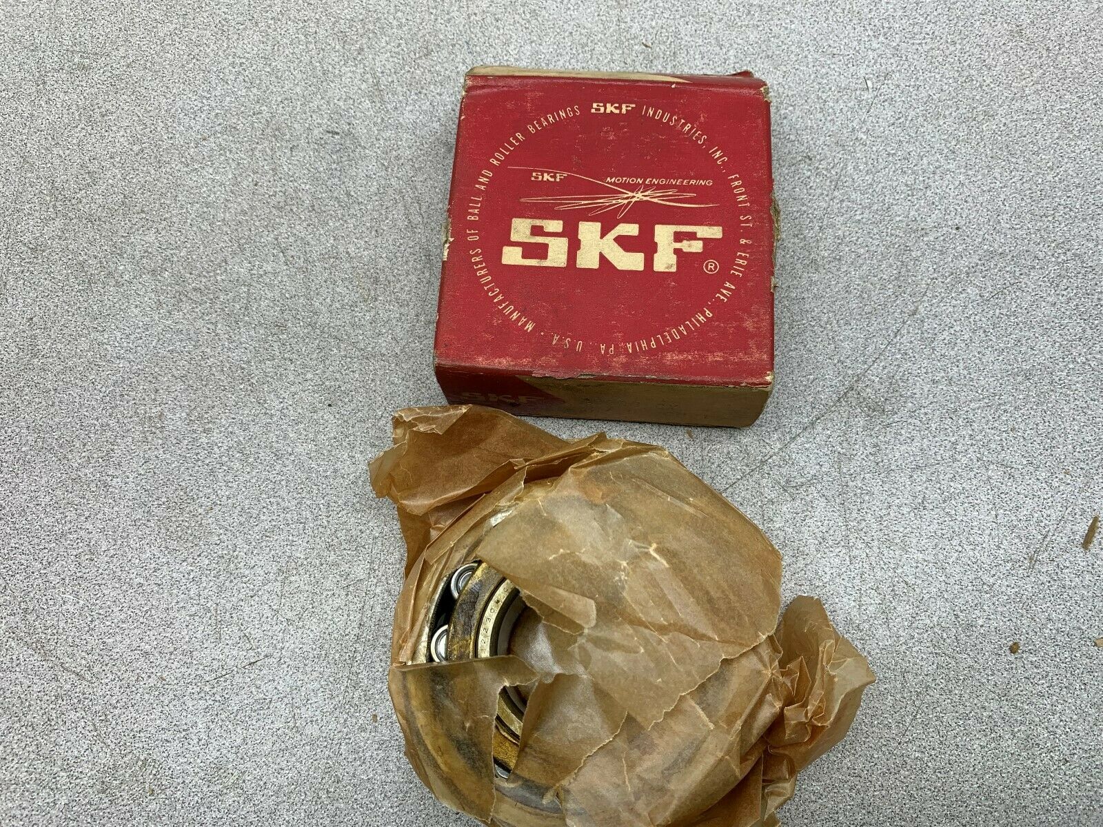 NEW IN BOX SKF BEARING 22208CY