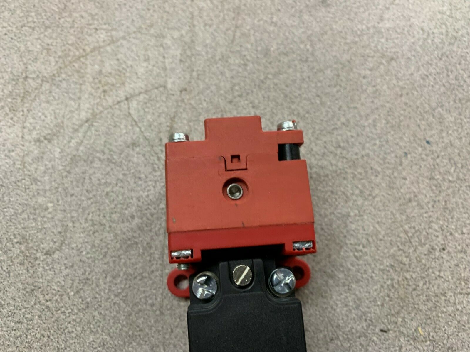 NEW NO BOX SCHMERSAL SAFETY SWITCH TZG 03.110