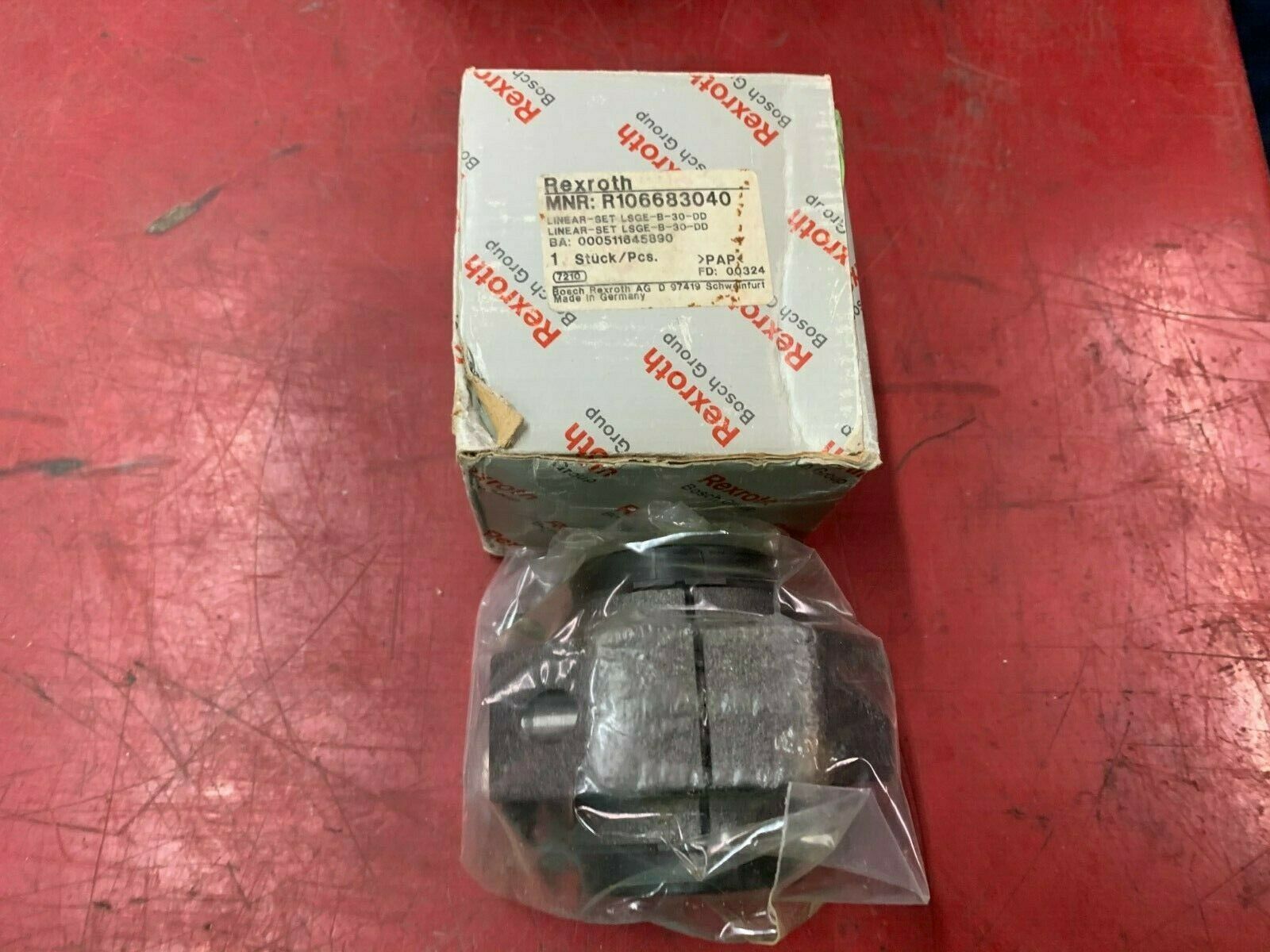 NEW IN BOX REXROTH LINEAR BLOCK BEARING R106683040