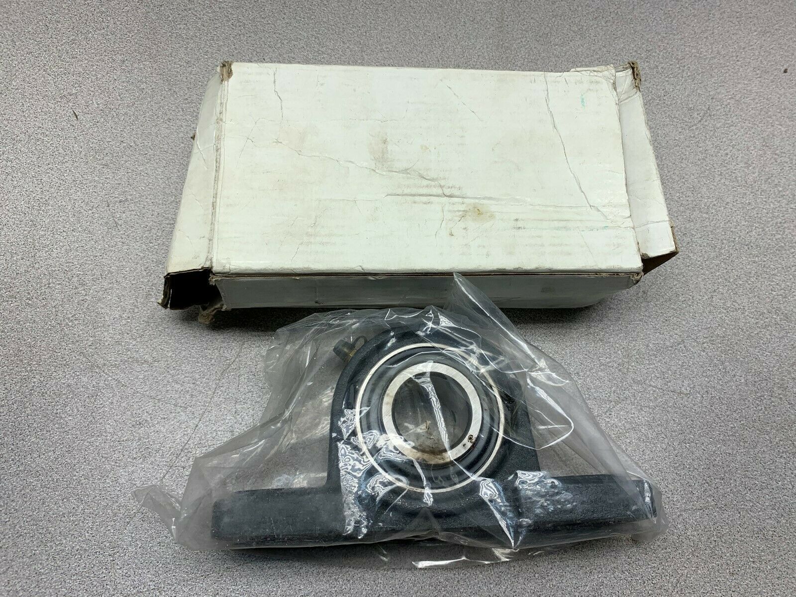 NEW IN BOX GENERIC PILLOW BLOCK BEARING UC-206-18G