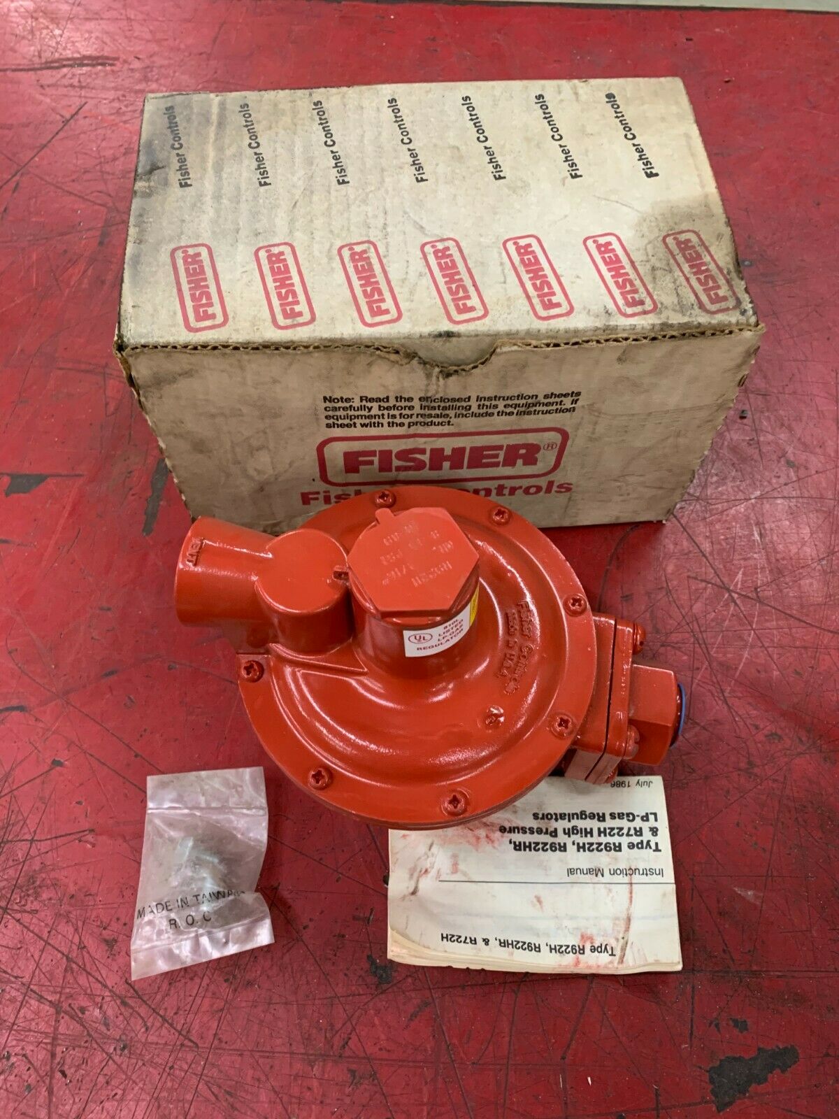 NEW IN BOX FISHER REGULATOR R922H/85