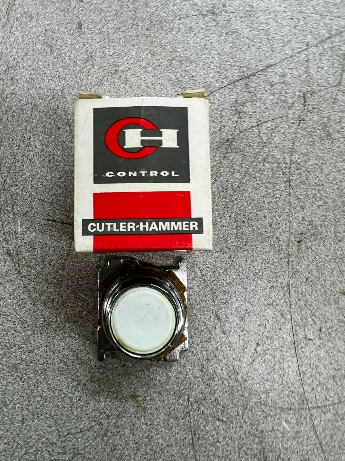 NEW IN BOX CUTLER HAMMER WHITE PUSH BUTTON OPERATOR 10250T106