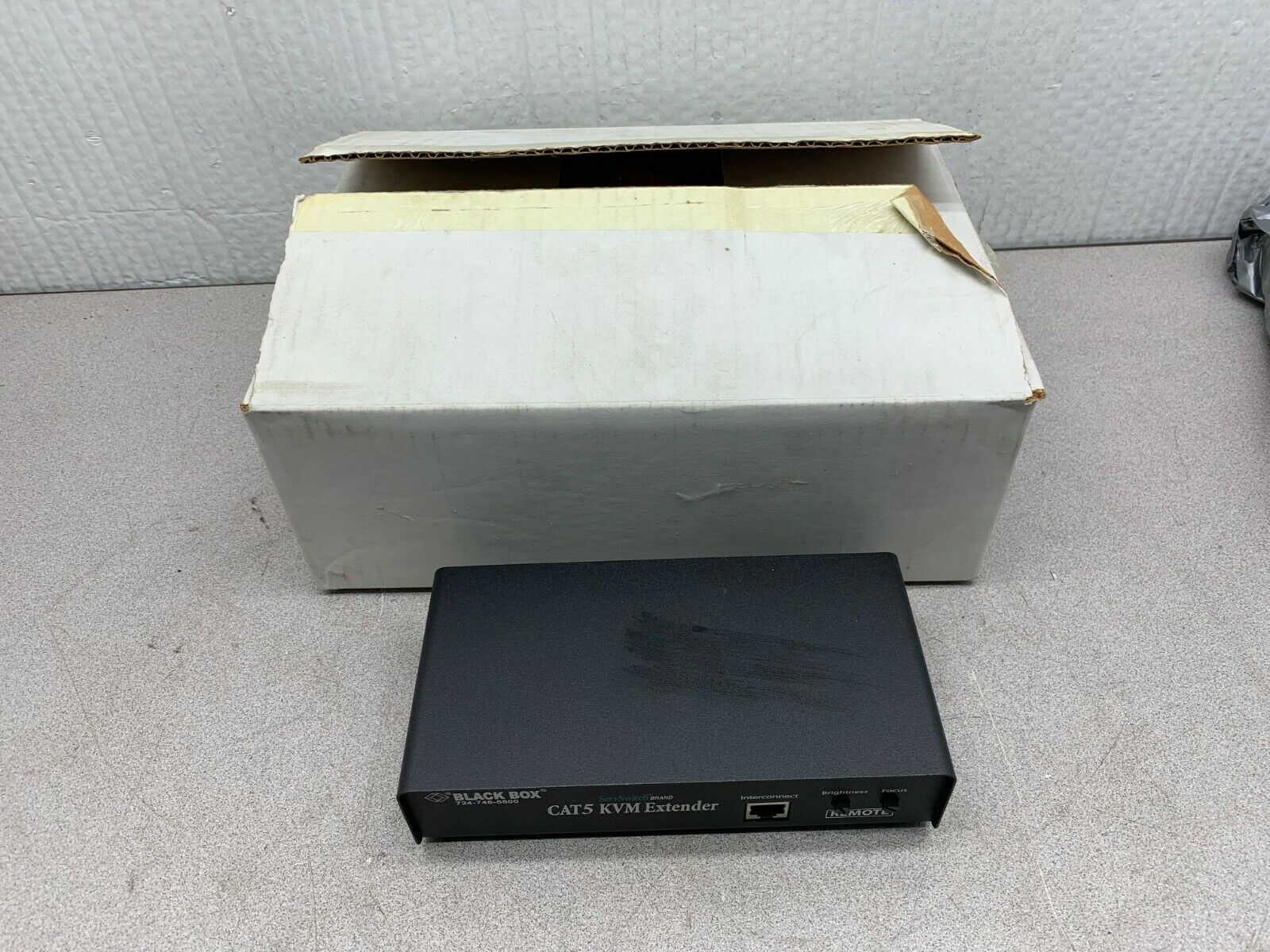 NEW IN BOX BLACK BOX SERVSWITCH CAT5 KVM EXTENDER ACU1028A