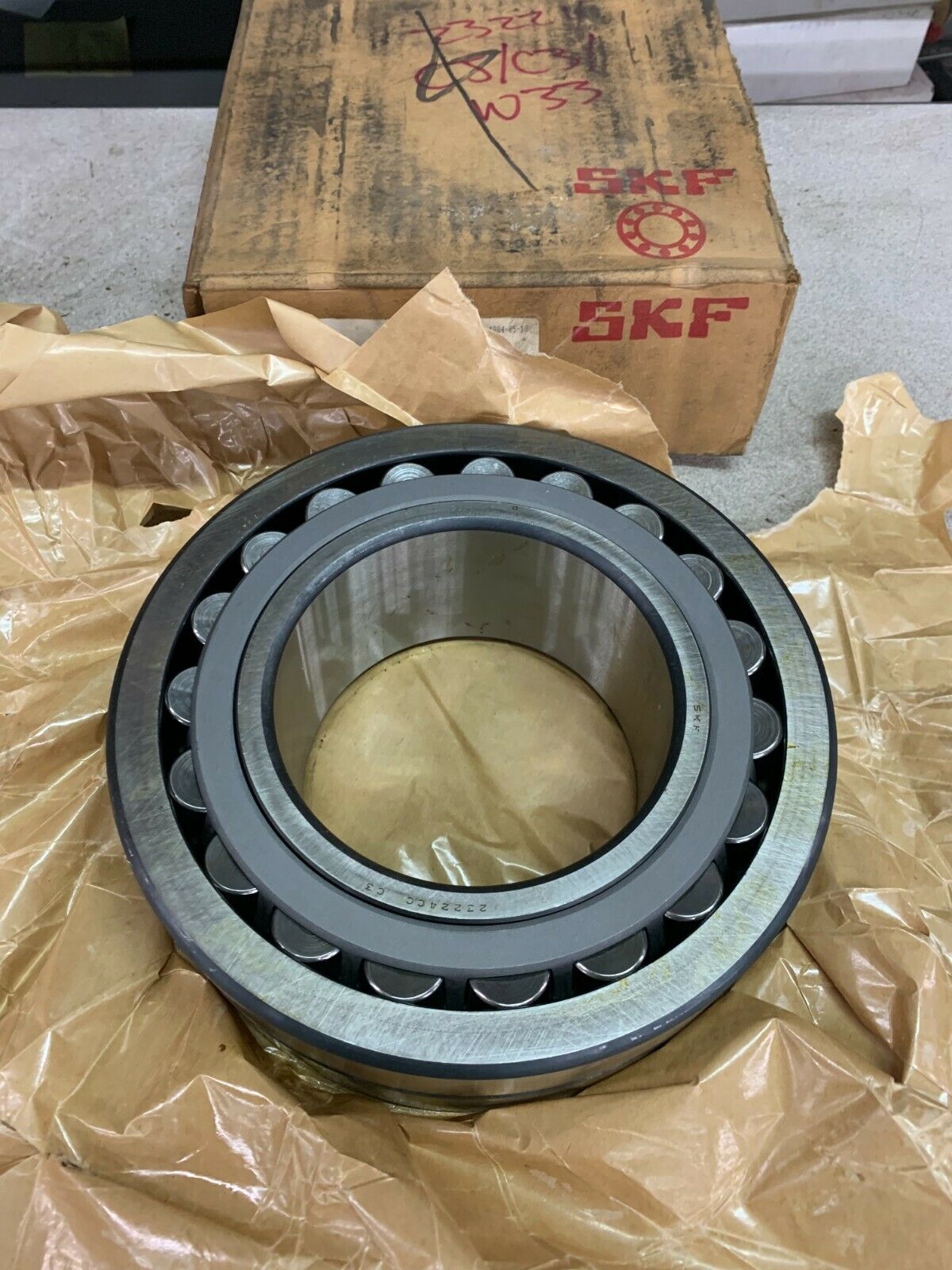 NEW IN BOX SKF 23224CJC3W33 EXPLORER SPHERICAL ROLLER BEARING 23224 CJ/C3/W33