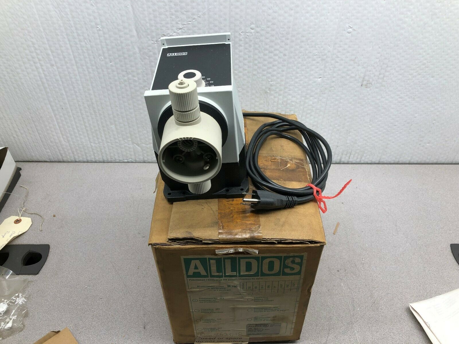 NEW IN BOX ALLDOS METERING PUMP (CORD SET GRIP DAMMAGED) M190