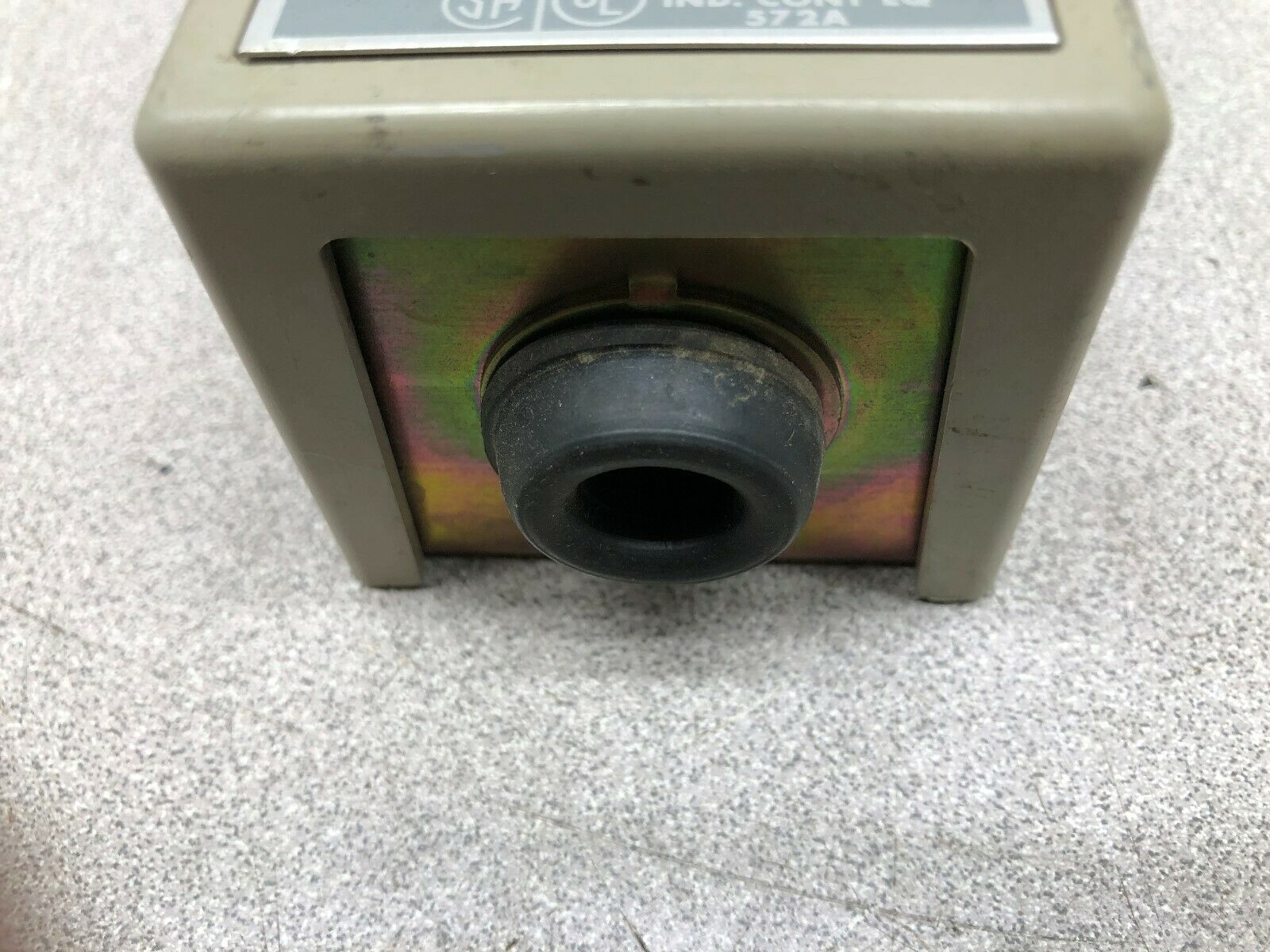 USED SQUARE D MOTOR STARTING SWITCH IN ENCLOSURE 572A