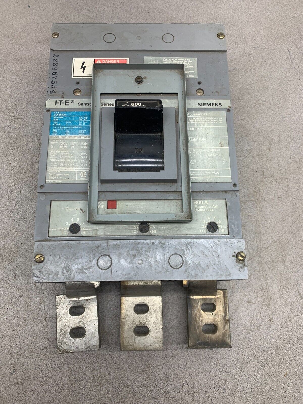 USED SIEMENS I-T-E- SENTRON 3 POLE 600AMP CIRCUIT BREAKER LD63F600