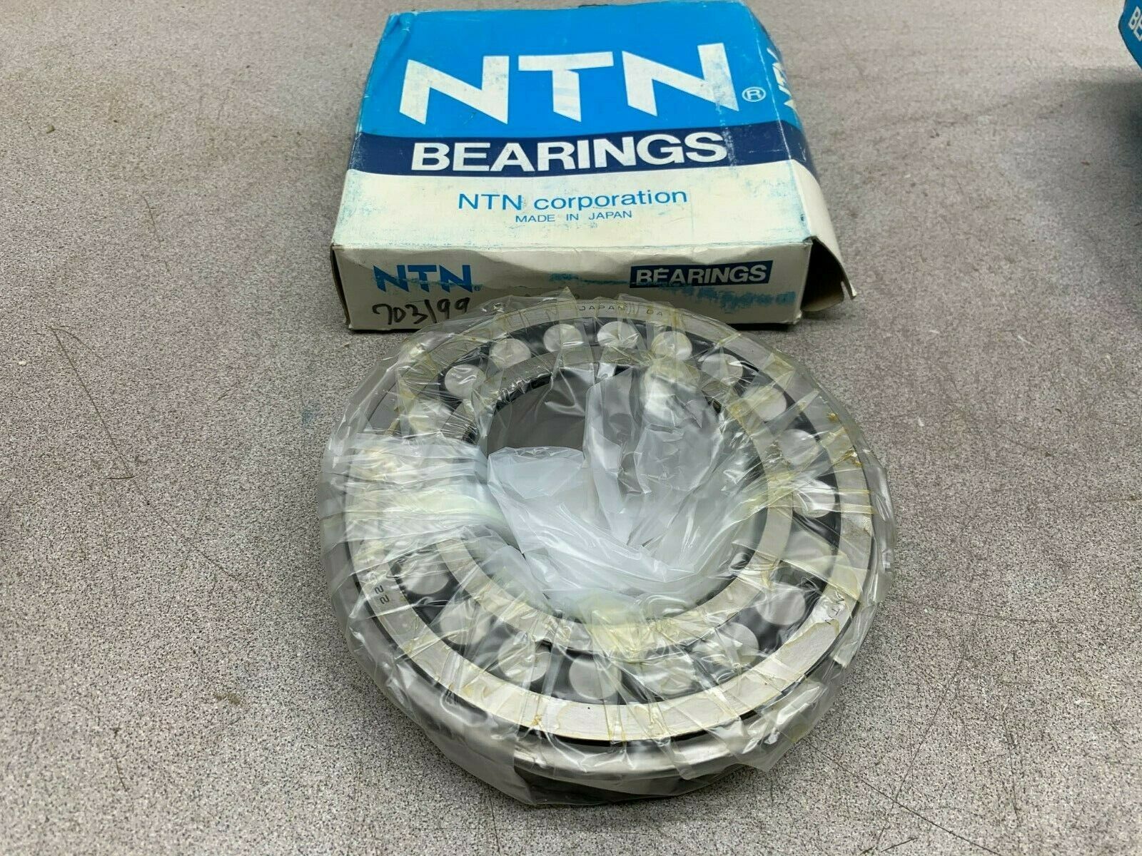 NEW IN BOX NTN SPHERICAL ROLLER BEARING 22216B NR