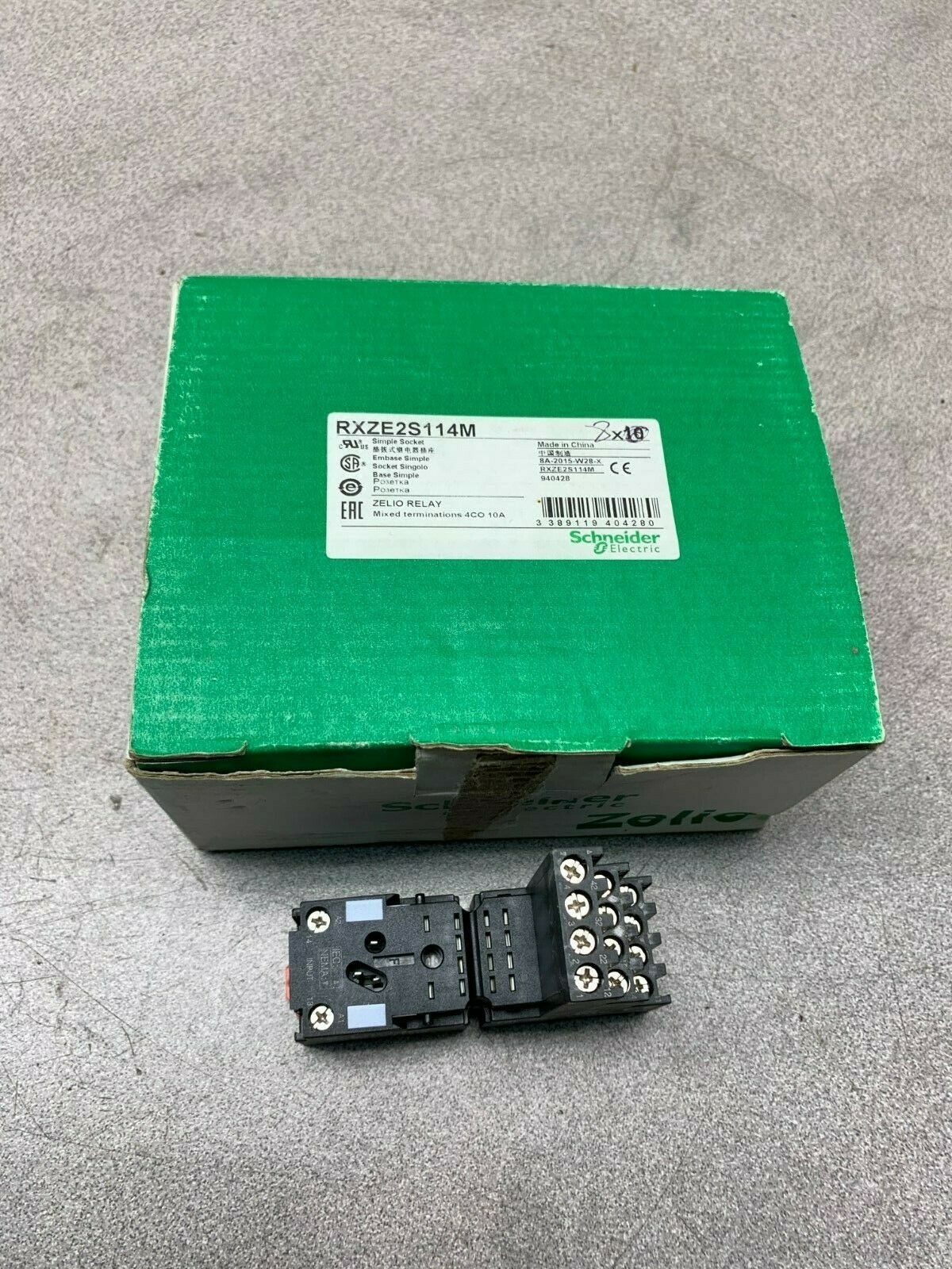 BOX OF 8 NEW IN BOX SCHNEIDER ELECTRIC SOCKET RXZE2S114M