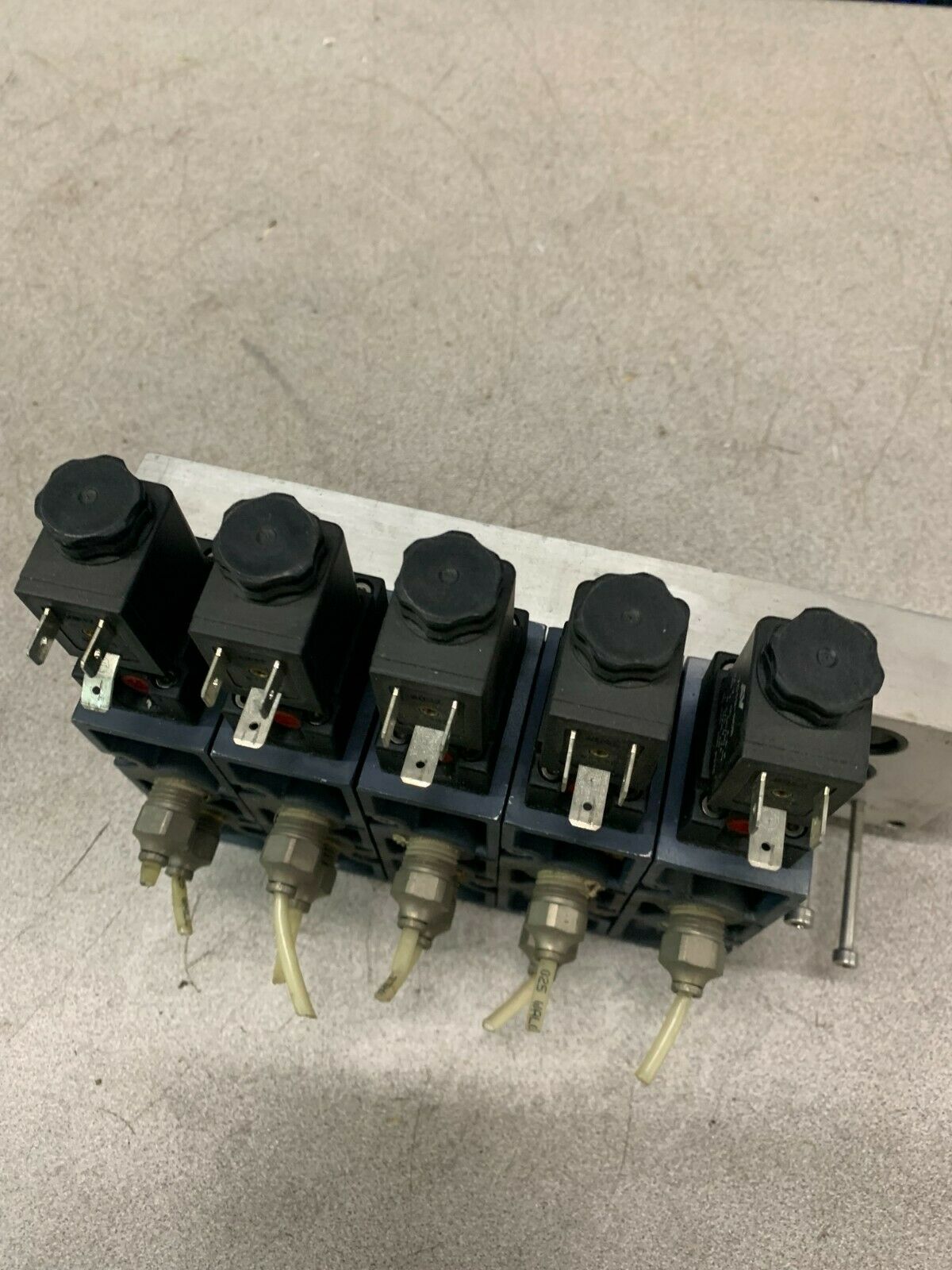 USED AUTOMATIC VALVE MANIFOLD A8023-016 WITH 5 SOLENOID VALVES L2103AAWR