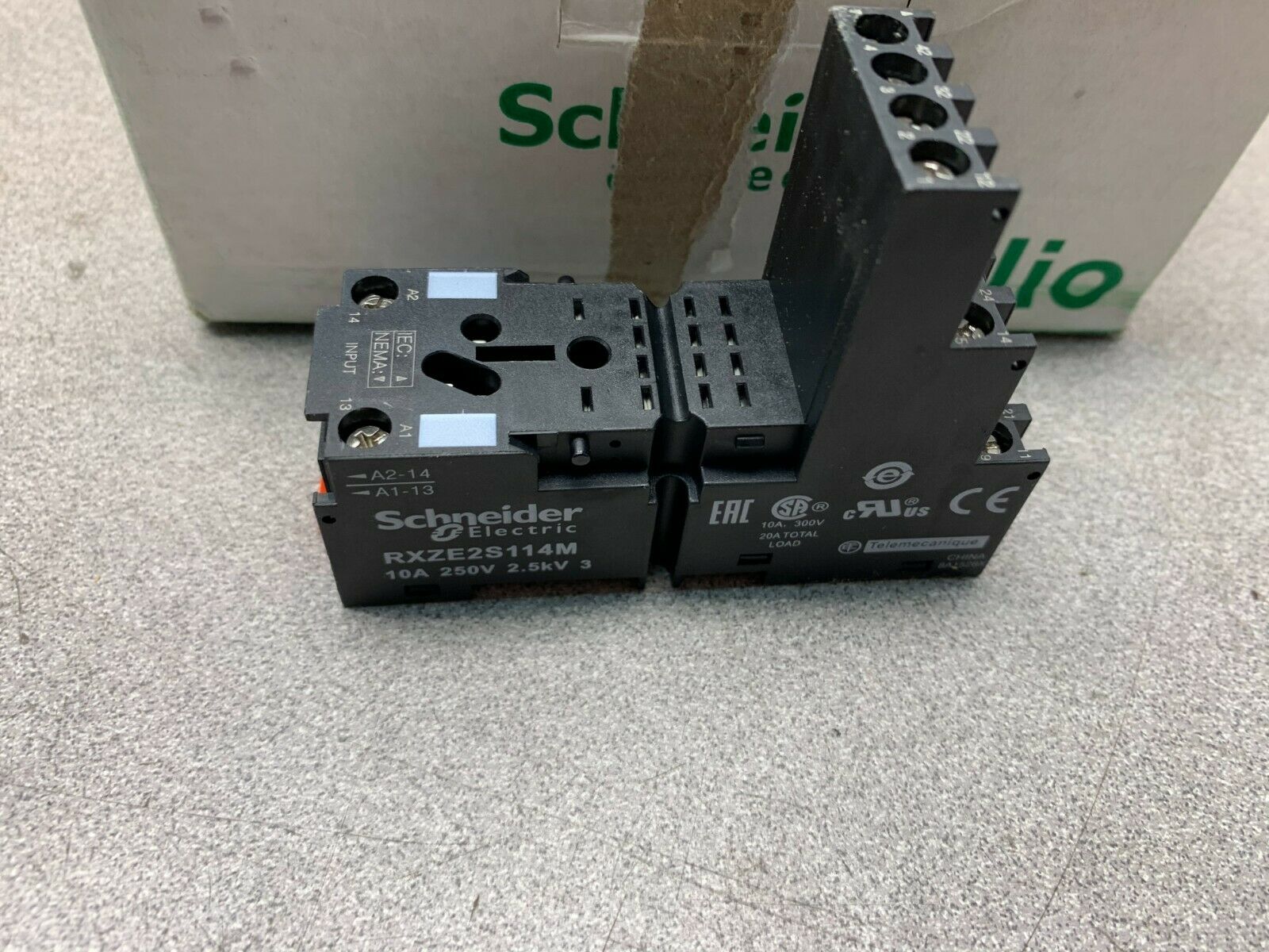 BOX OF 8 NEW IN BOX SCHNEIDER ELECTRIC SOCKET RXZE2S114M