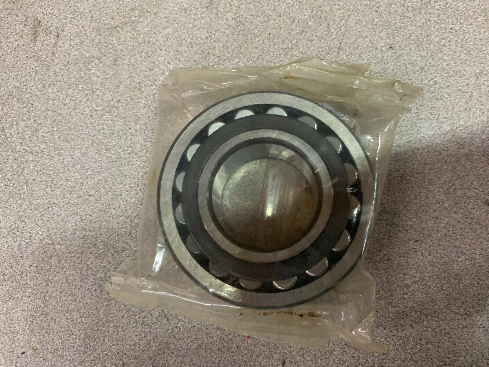 NEW IN BOX SKF ROLLER BEARING 22207 CC/C3W33