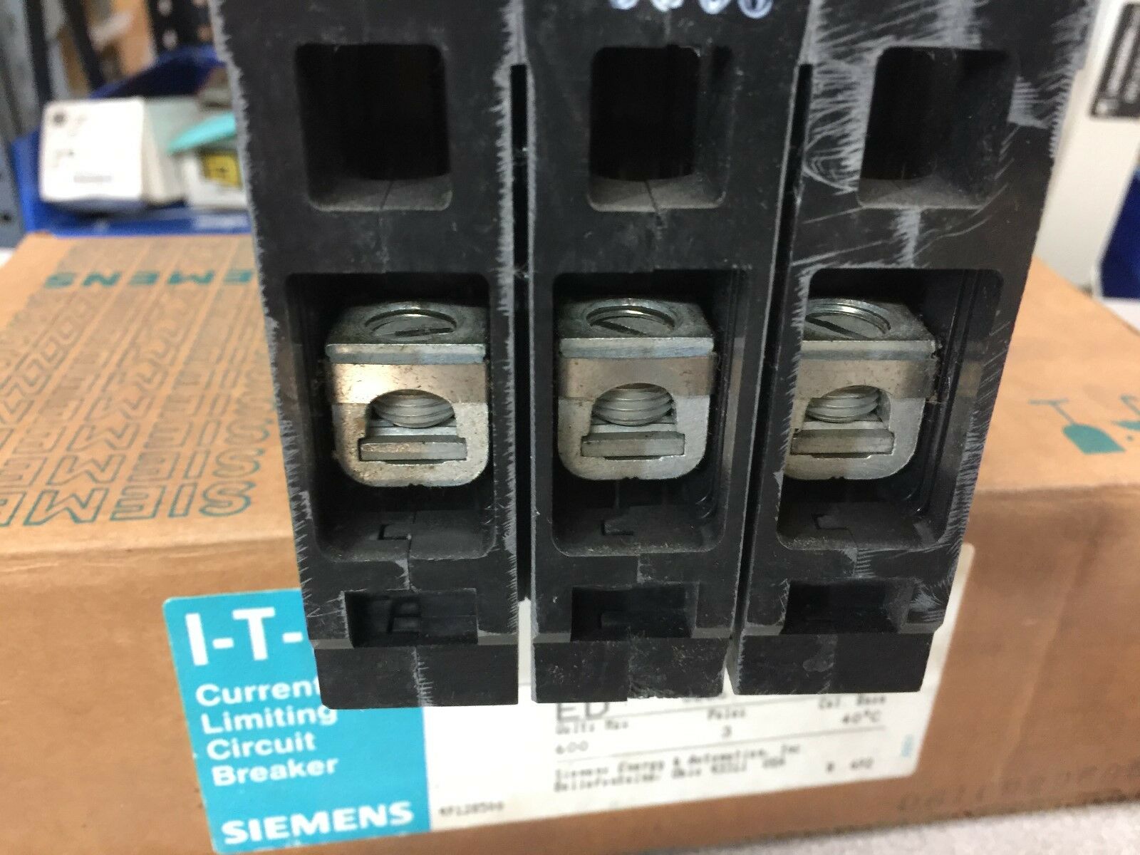 NEW IN BOX SIEMENS 30AMP 3POLE 600VAC CIRCUIT BREAKER CED63B030L