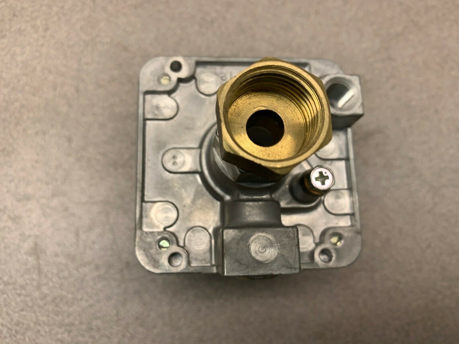 NEW NO BOX AZBIC PRESSURE SWITCH C6097A011