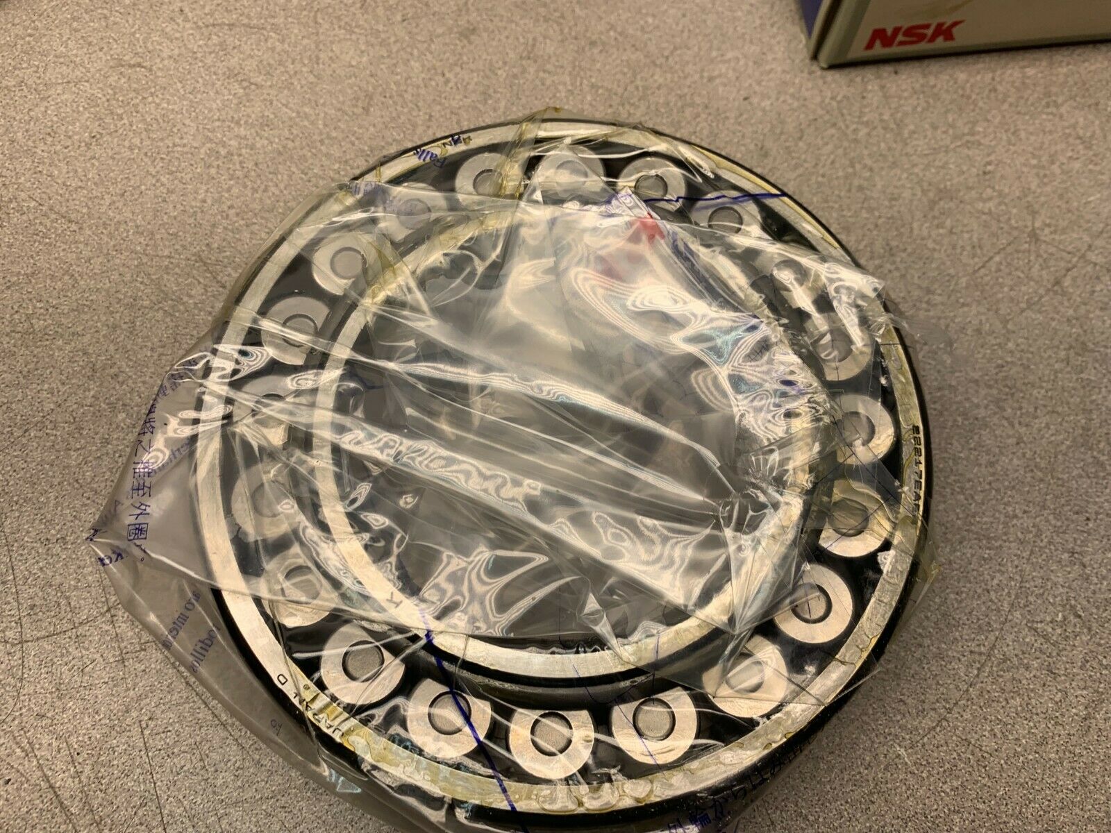 NEW IN BOX NSK ROLLER BEARING 22217EAKE4