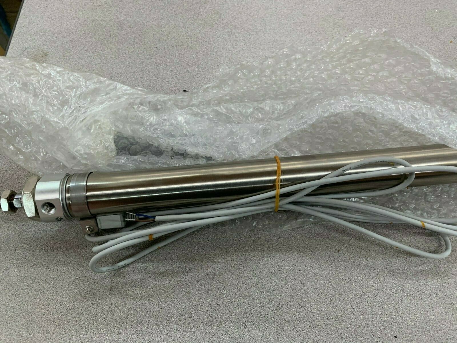 NEW NO BOX SMC PNEUMATIC AIR CYLINDER CDM2L32-900A-G5BAL