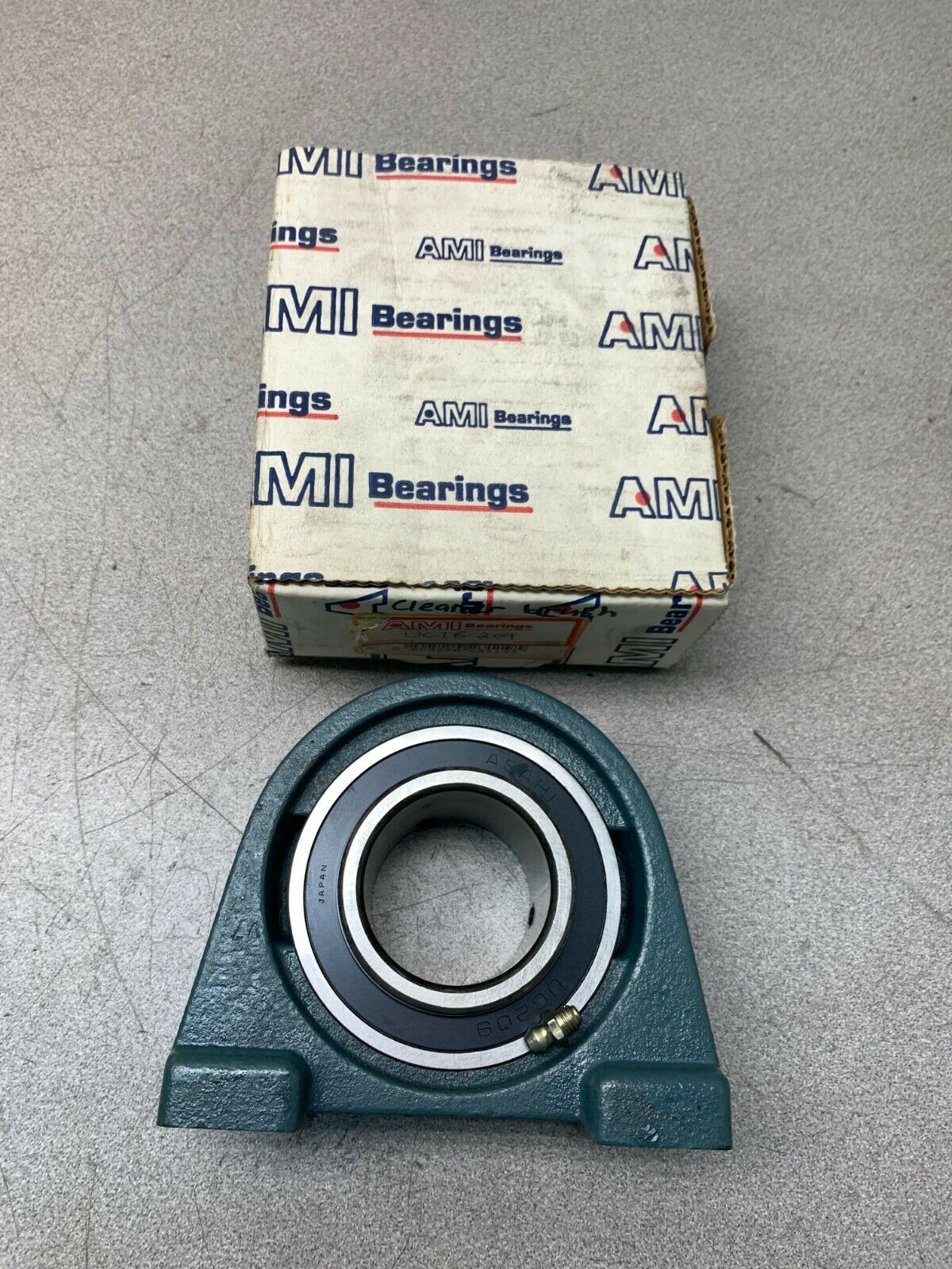 NEW IN BOX AMI PILLOW BLOCK BEARING UCTB 209