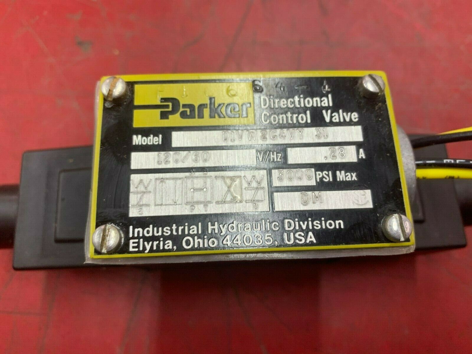 NEW IN BOX PARKER HYDRAULIC CONTROL VALVE D1VW2C4VY 31