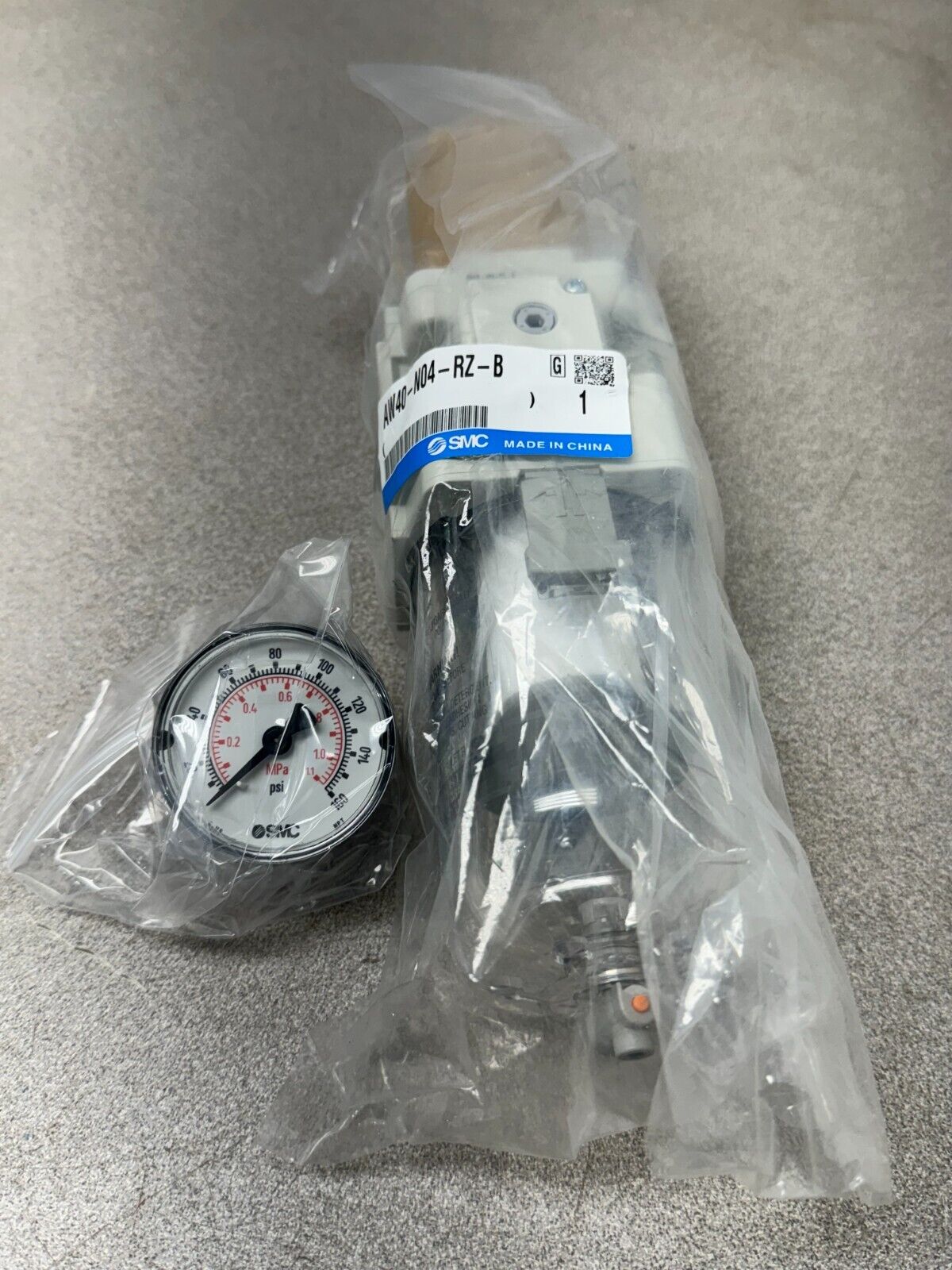 NEW IN PACKAGE SMC FILTER REGULATOR AW40-N04-RZ-B